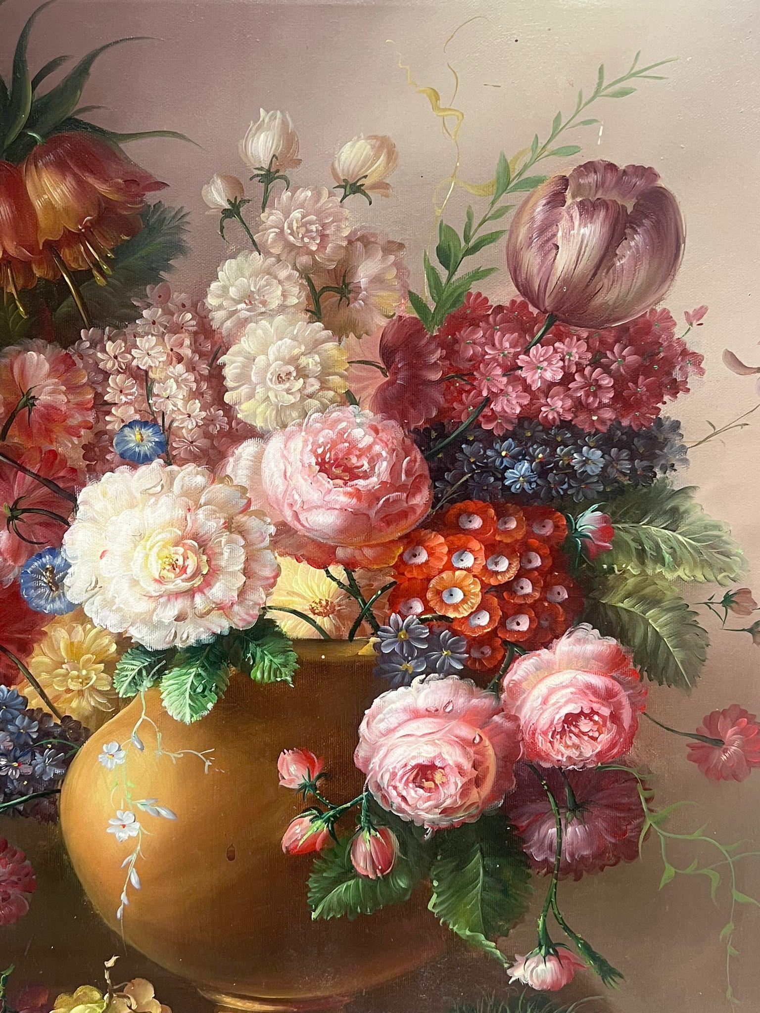 Natura morta floreale con uva e nido d'uccello Composizione classica di peonie in vendita 1