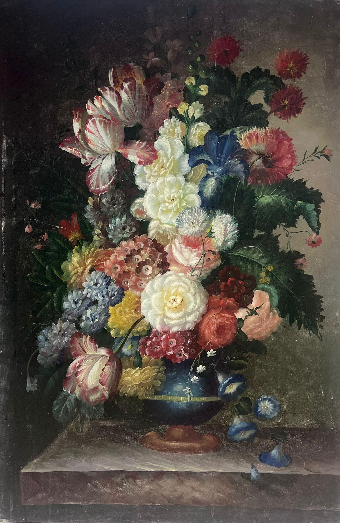 Still-Life Painting de Continental School - Gran bodegón clásico de flores Profusión ornamentada de pétalos Pintura al óleo