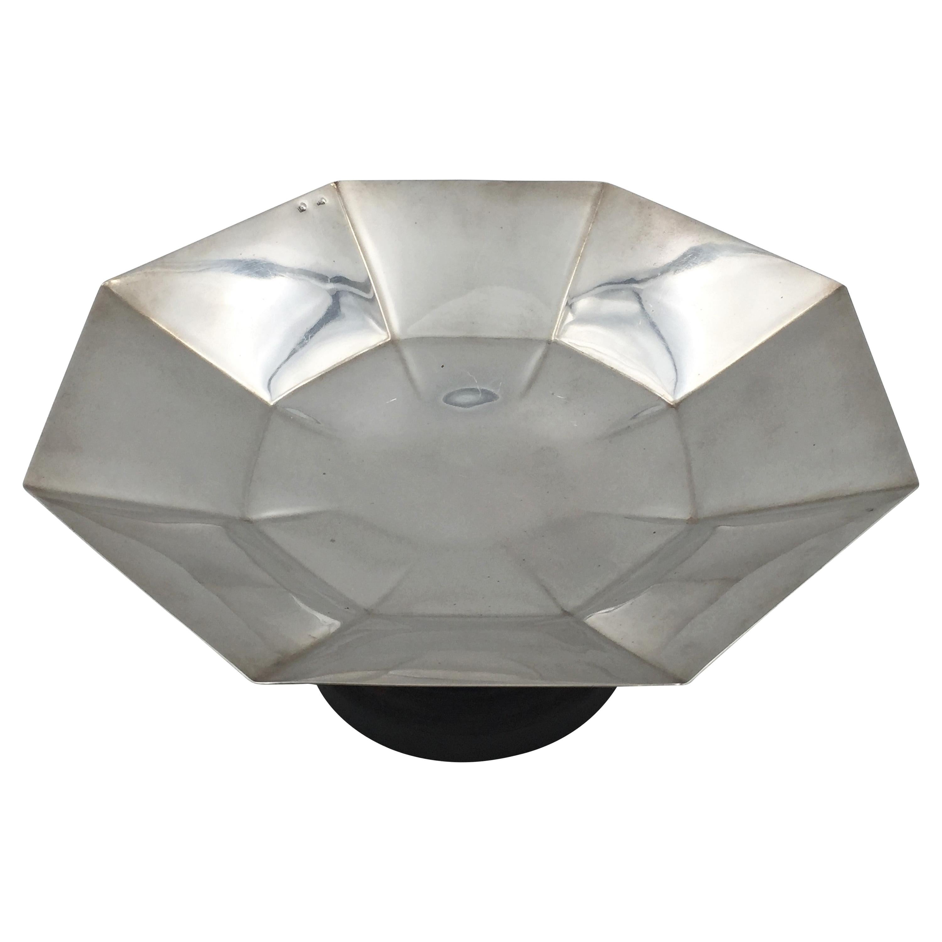Central European, continental 0.800 silver, octogonally-shaped, centerpiece stand bowl in Mid-Century Modern style in exquisite geometric design, standing on a wood base. It measures 8 1/2'' in diameter by 3 7/8'' in height, weighs 15.9 ozt, and