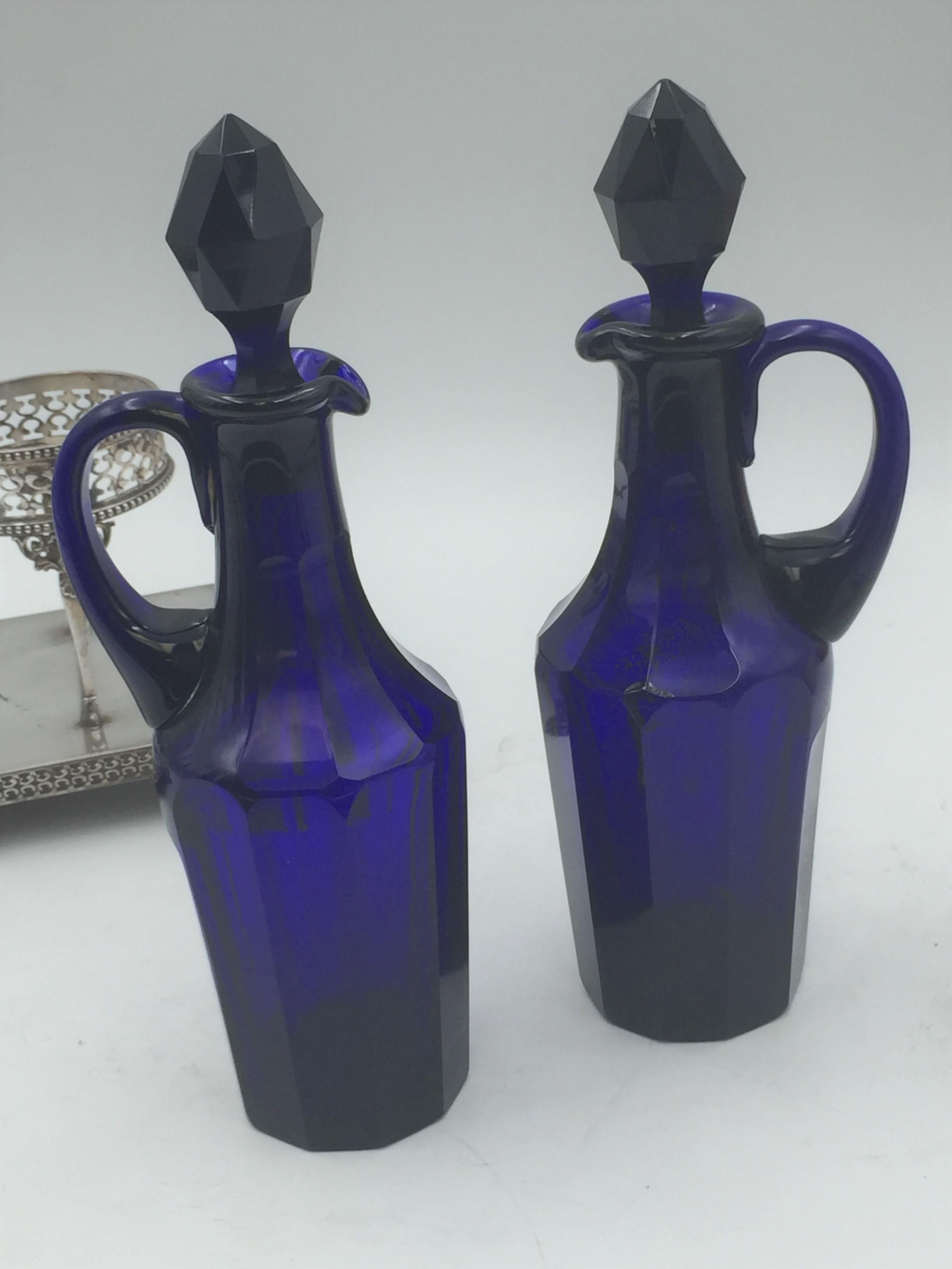 Ensemble de burettes en argent continentale avec bouteilles de verre en vente 2