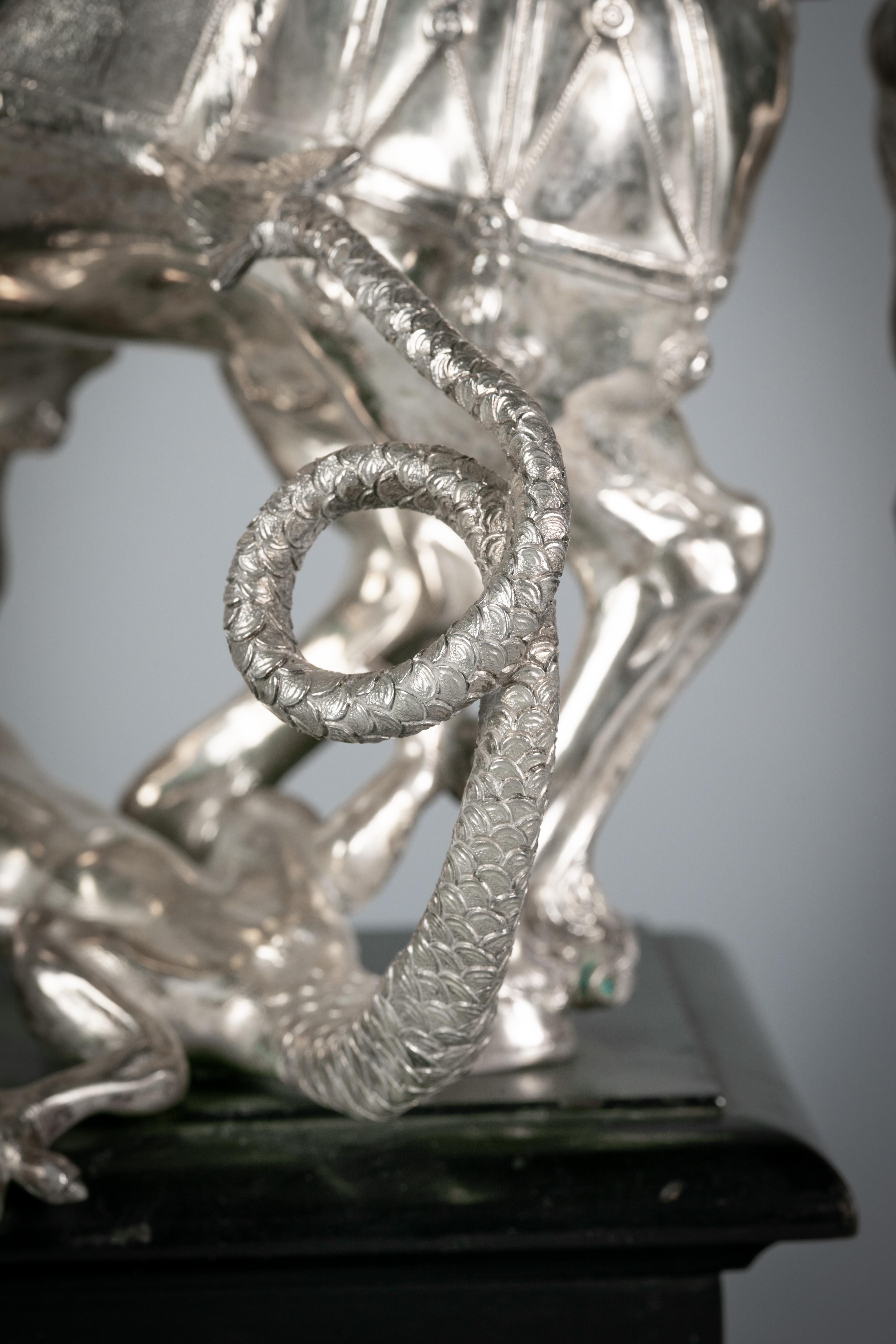Grupo Figural de Plata Continental de San Jorge y el Dragón, hacia 1860 en venta 2