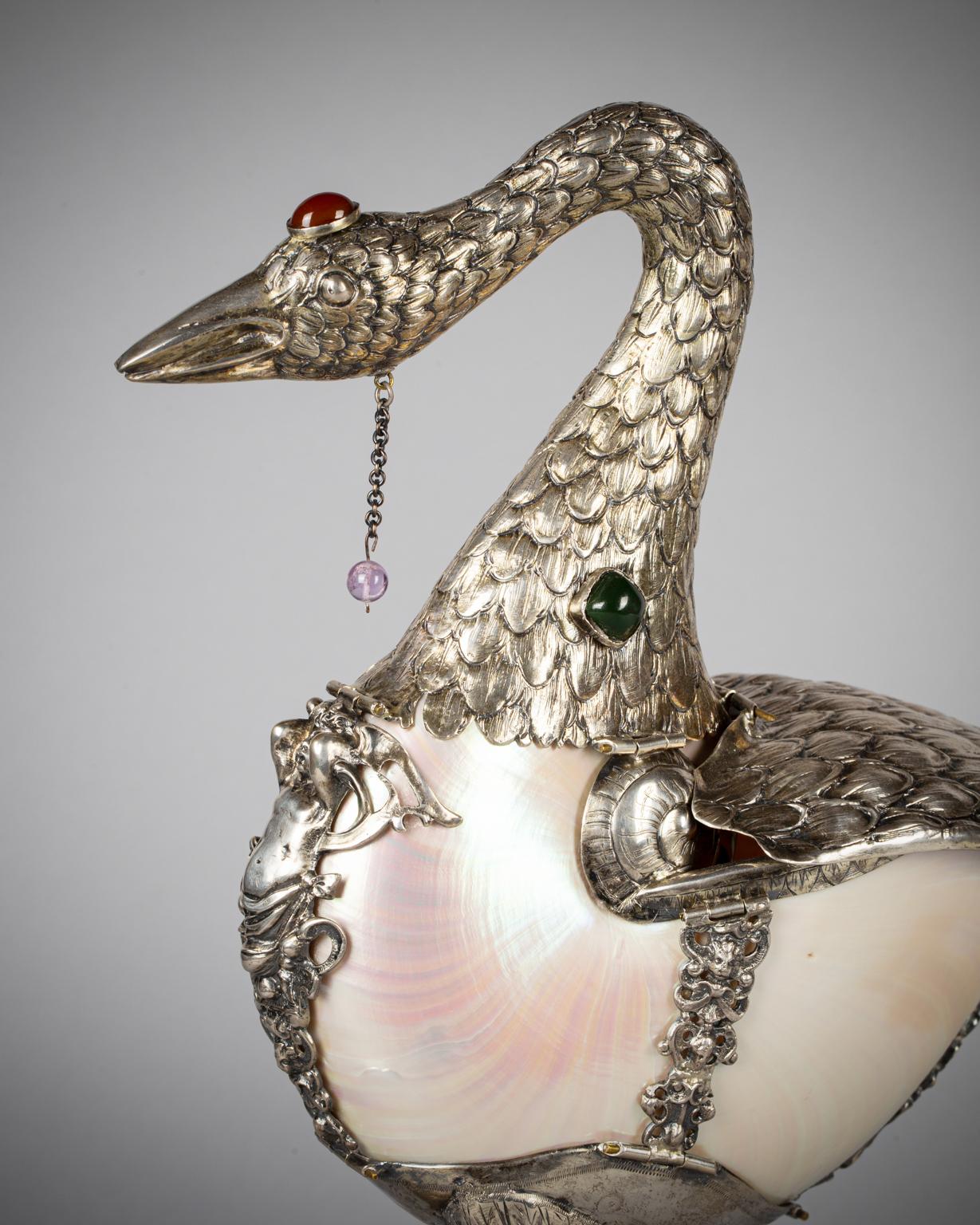Uccello fantastico in argento continentale, madreperla e Jewell, 1875 ca. In condizioni buone in vendita a New York, NY