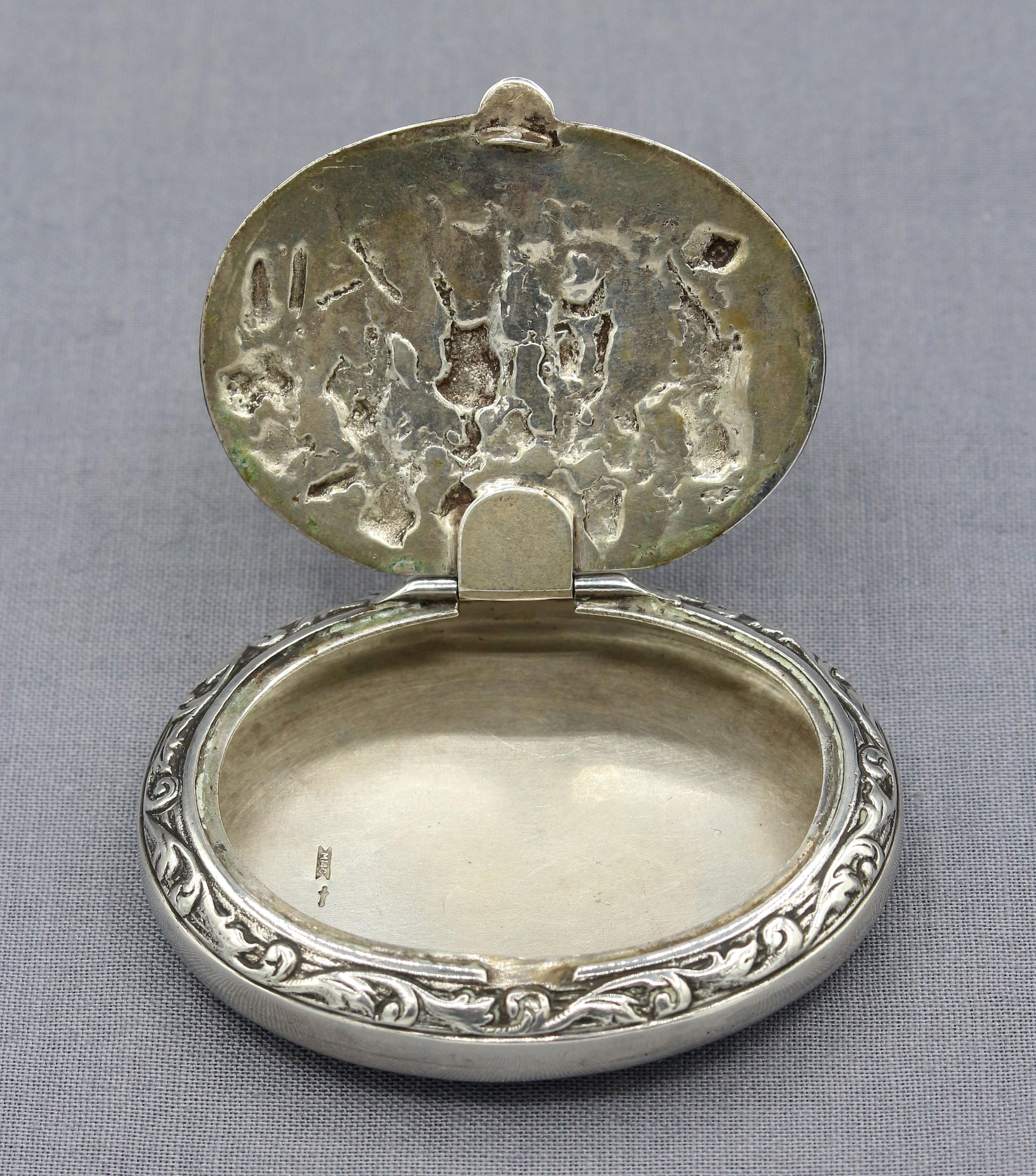 Continental silver oval pill box, Netherlands, c.1900. Decorated with a group of Renaissance figures. 833 silver standard. 0.85 troy oz.
2 1/8