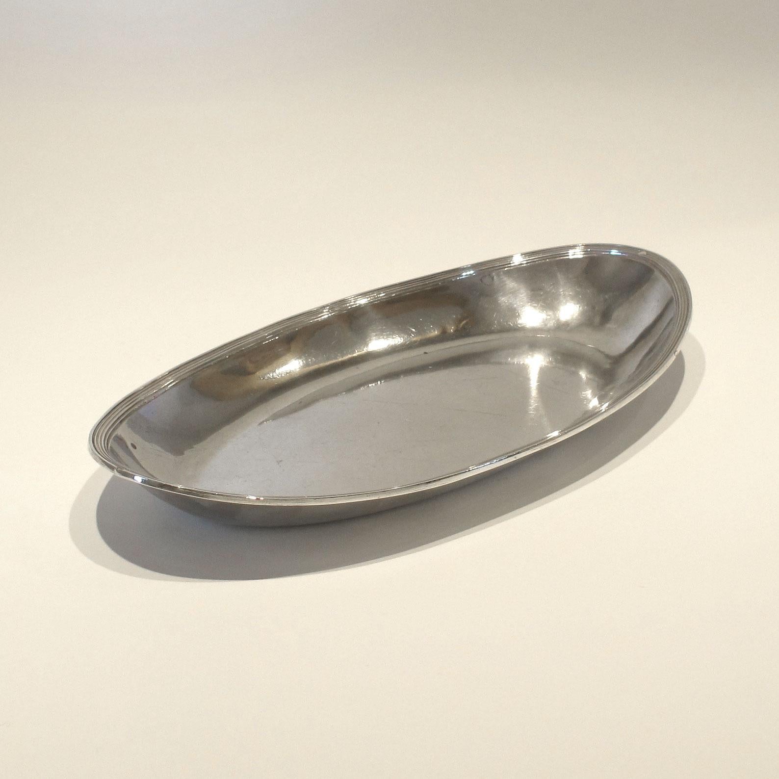 Plat ou plateau ovale en argent continental - parfait pour servir des boissons ou un plateau de coiffeuse.
