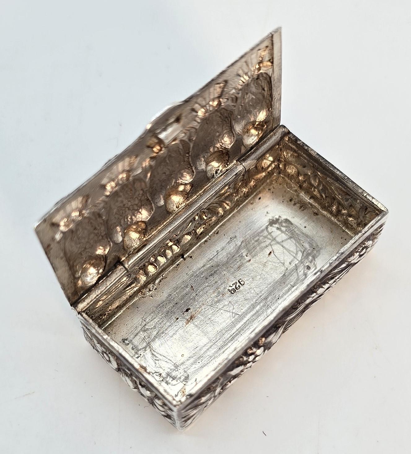 Tabacchiera continentale in argento raffigurante una fila di cinque uccelli appollaiati, circa 1880 in vendita 2