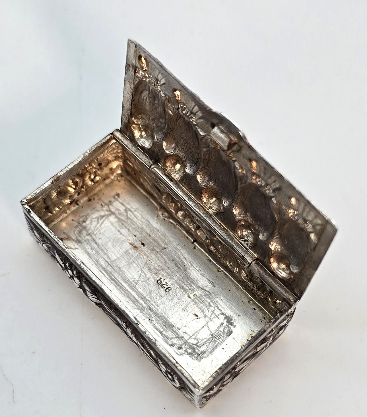 Tabacchiera continentale in argento raffigurante una fila di cinque uccelli appollaiati, circa 1880 in vendita 3