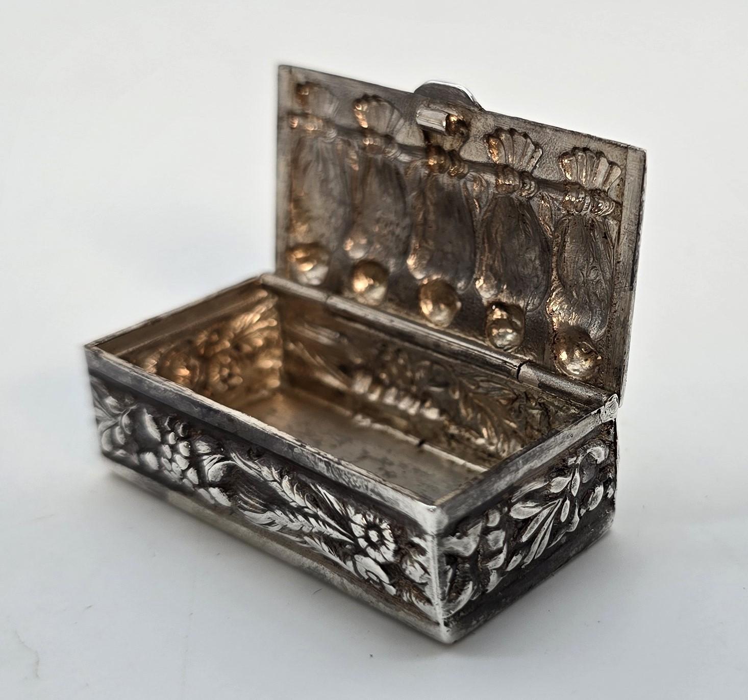 Tabacchiera continentale in argento raffigurante una fila di cinque uccelli appollaiati, circa 1880 in vendita 4