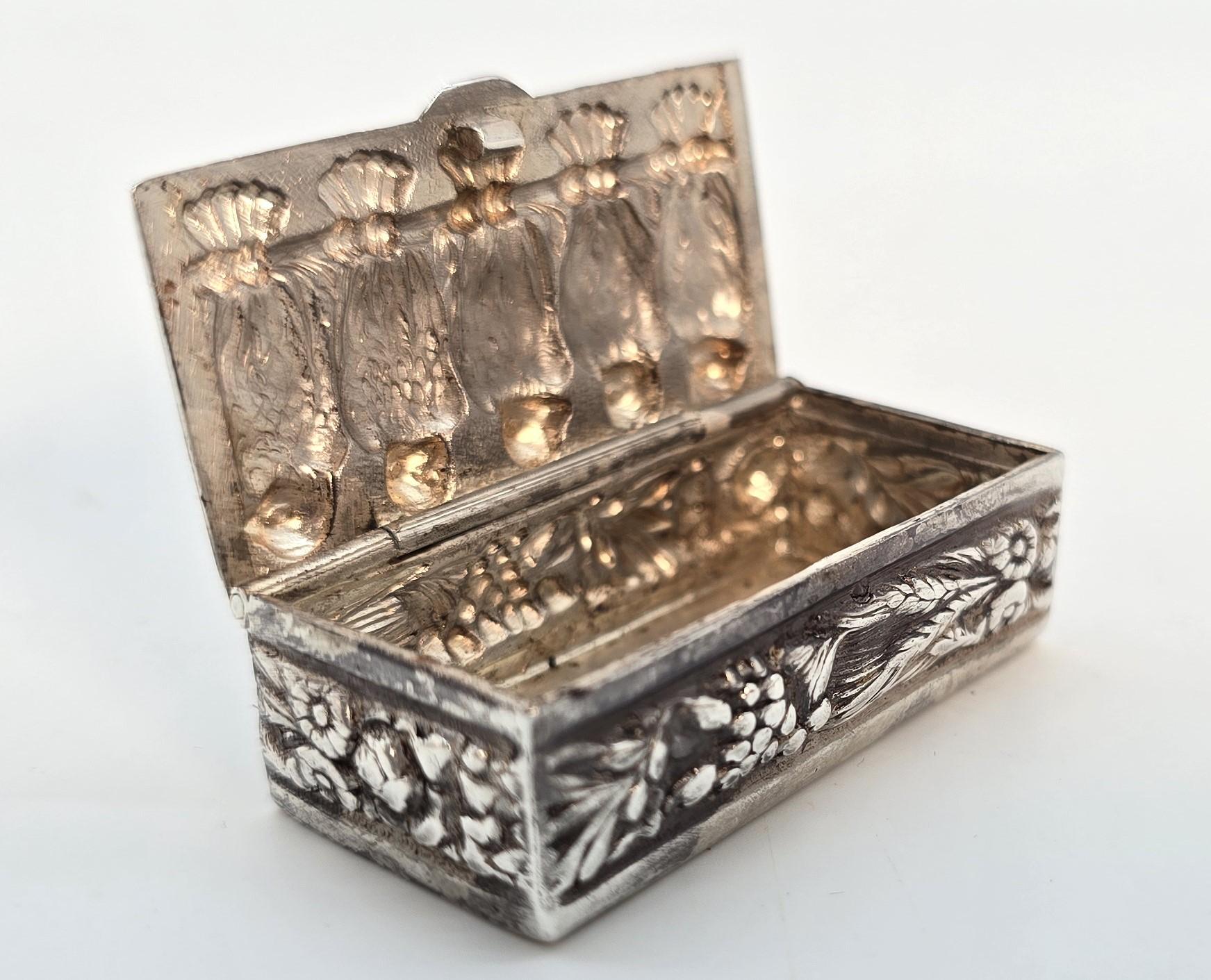 Tabacchiera continentale in argento raffigurante una fila di cinque uccelli appollaiati, circa 1880 in vendita 5