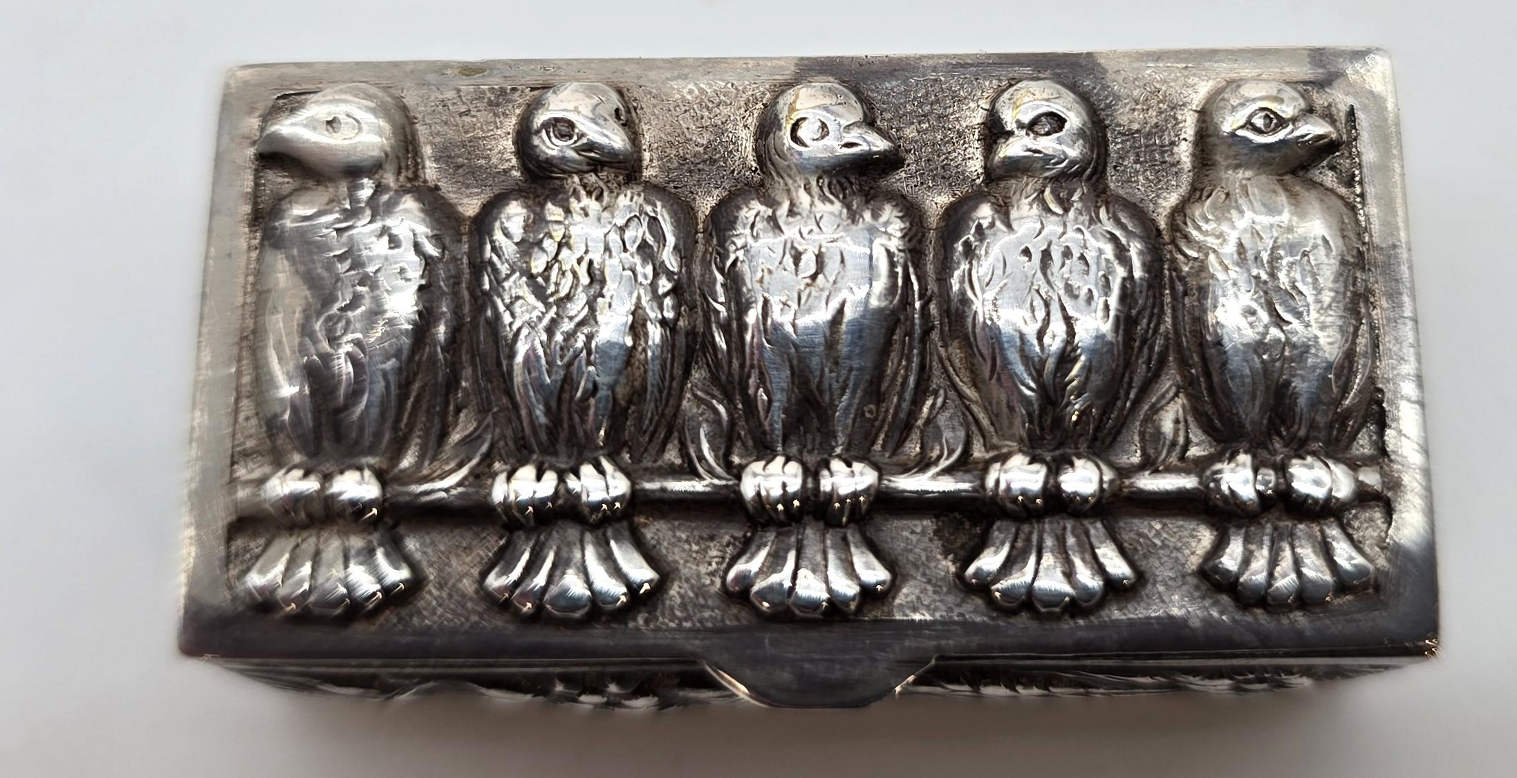 Tabacchiera continentale in argento raffigurante una fila di cinque uccelli appollaiati, circa 1880 in vendita 6
