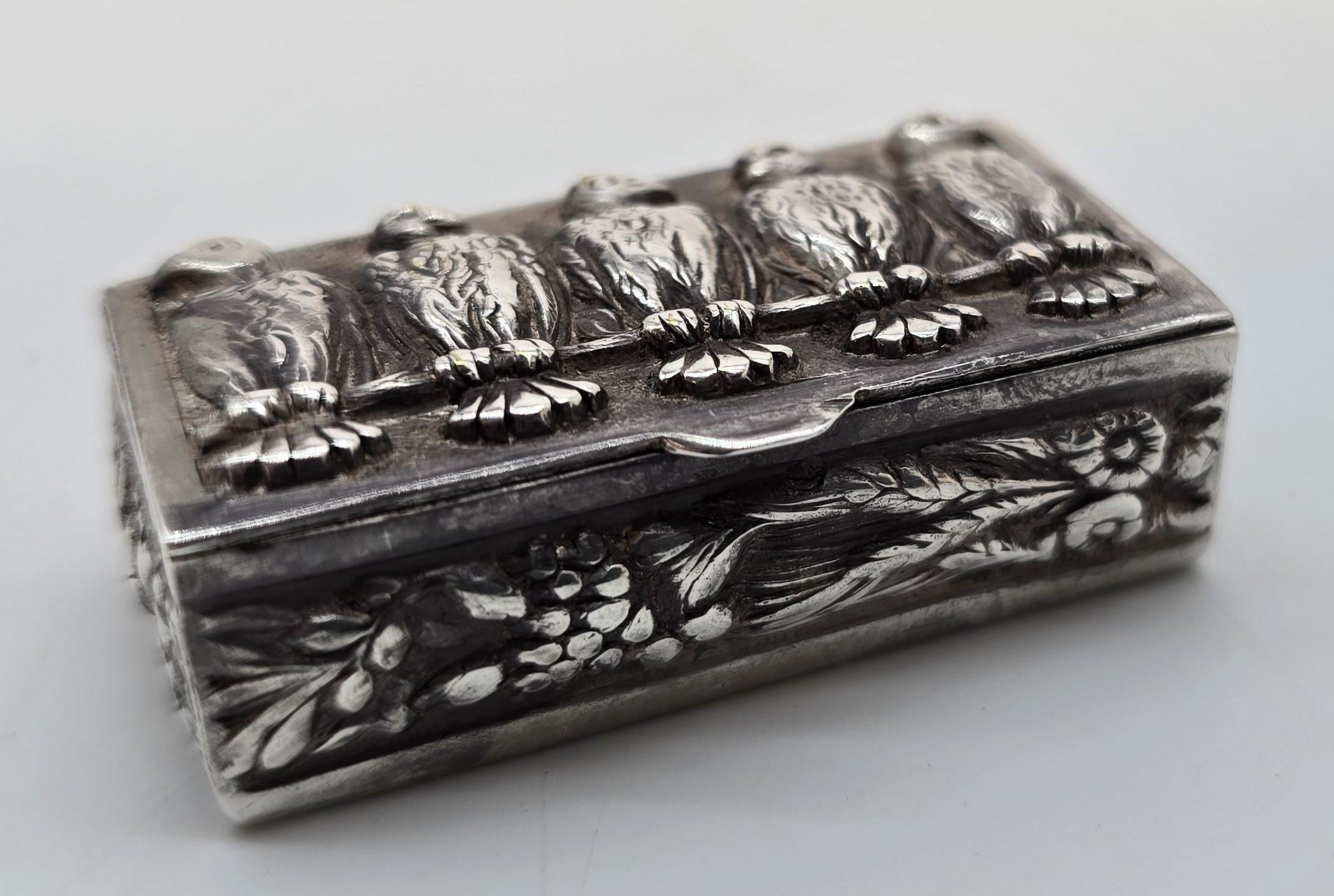 Tabacchiera continentale in argento raffigurante una fila di cinque uccelli appollaiati, circa 1880 in vendita 7