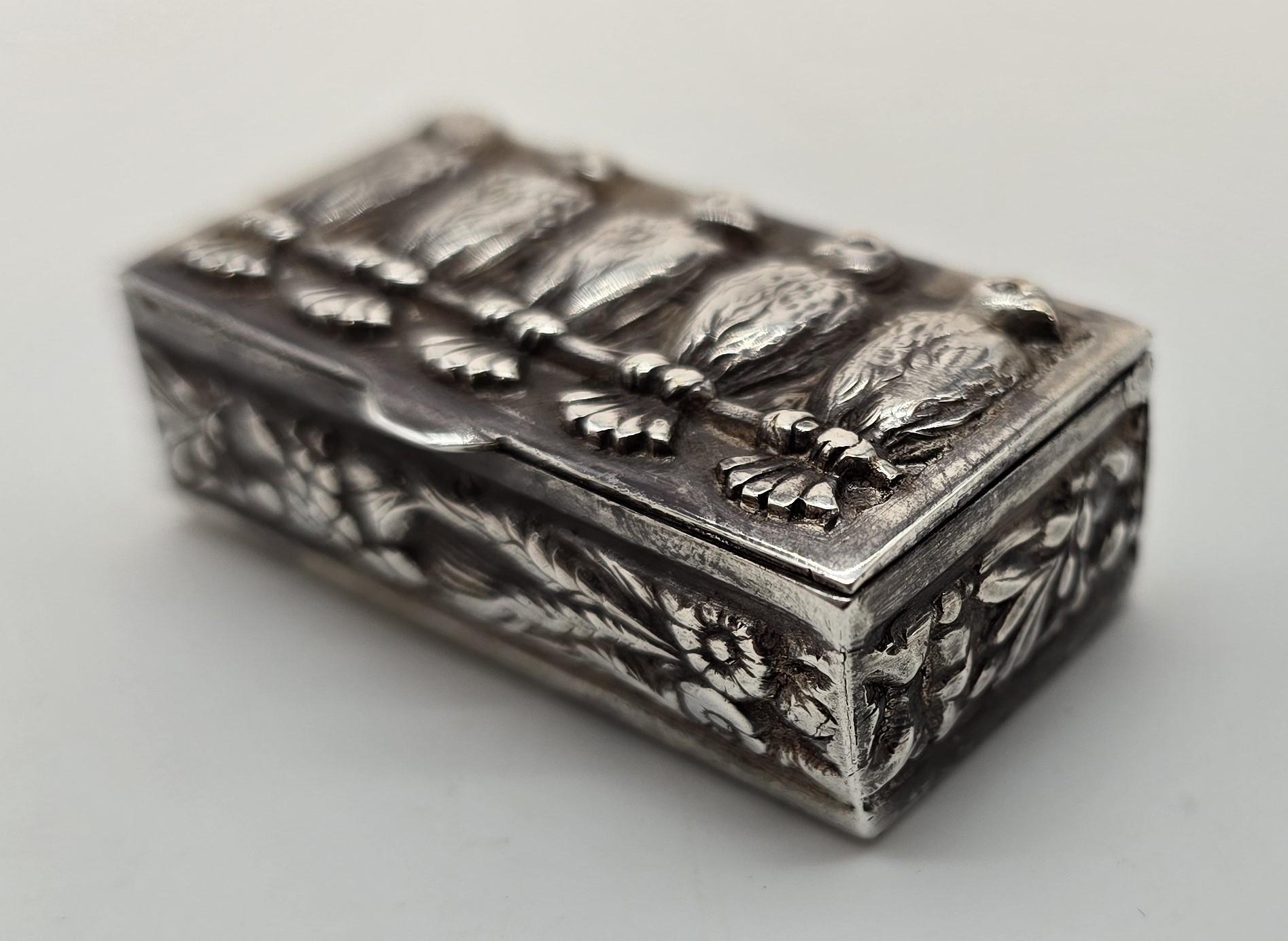 Questa graziosissima tabacchiera in argento di qualità Stirling della fine del XIX secolo è di fabbricazione continentale ed è chiaramente marcata 925 nella base dell'interno.

La tabacchiera è pesantemente fusa e cesellata in argento fine. Ha un