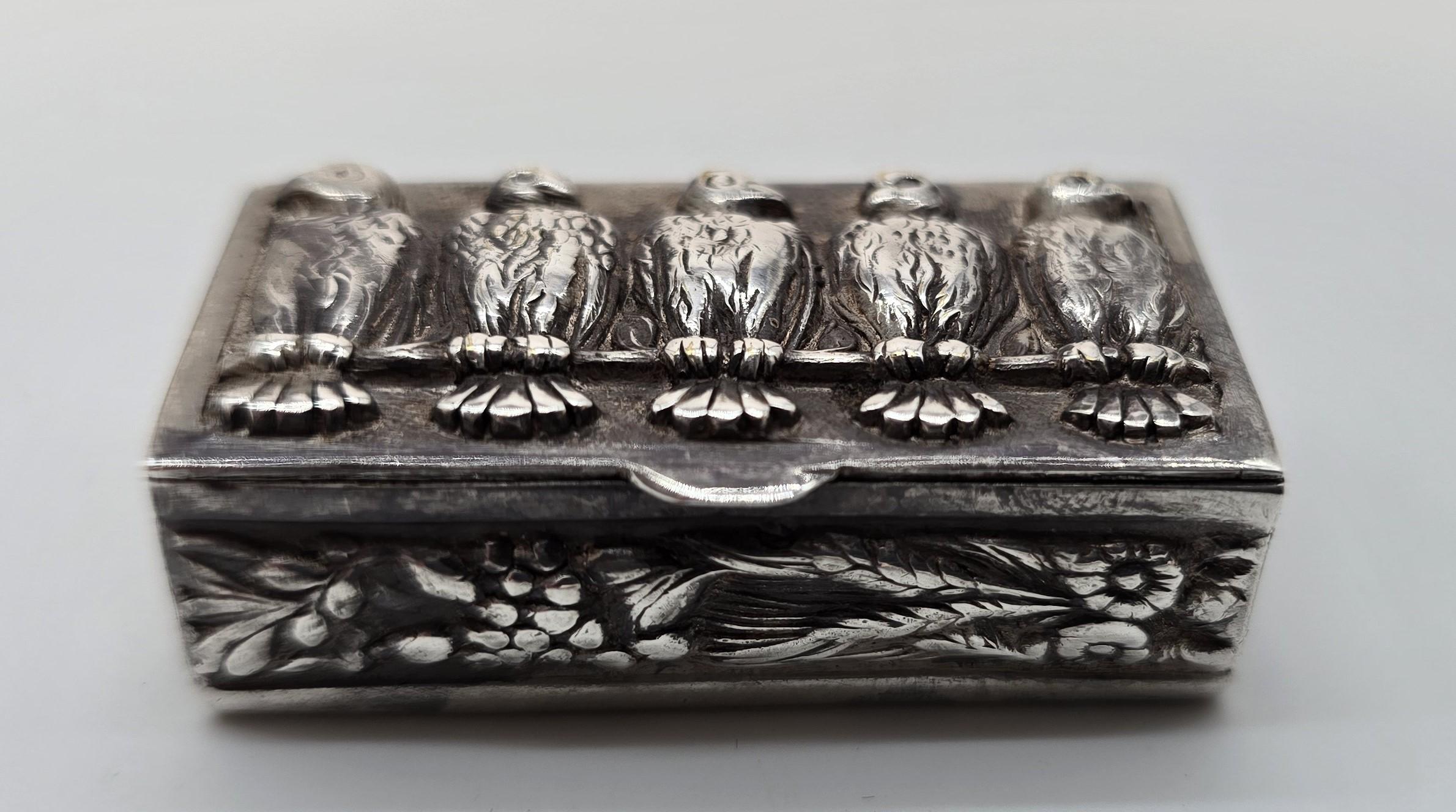 Vittoriano Tabacchiera continentale in argento raffigurante una fila di cinque uccelli appollaiati, circa 1880 in vendita