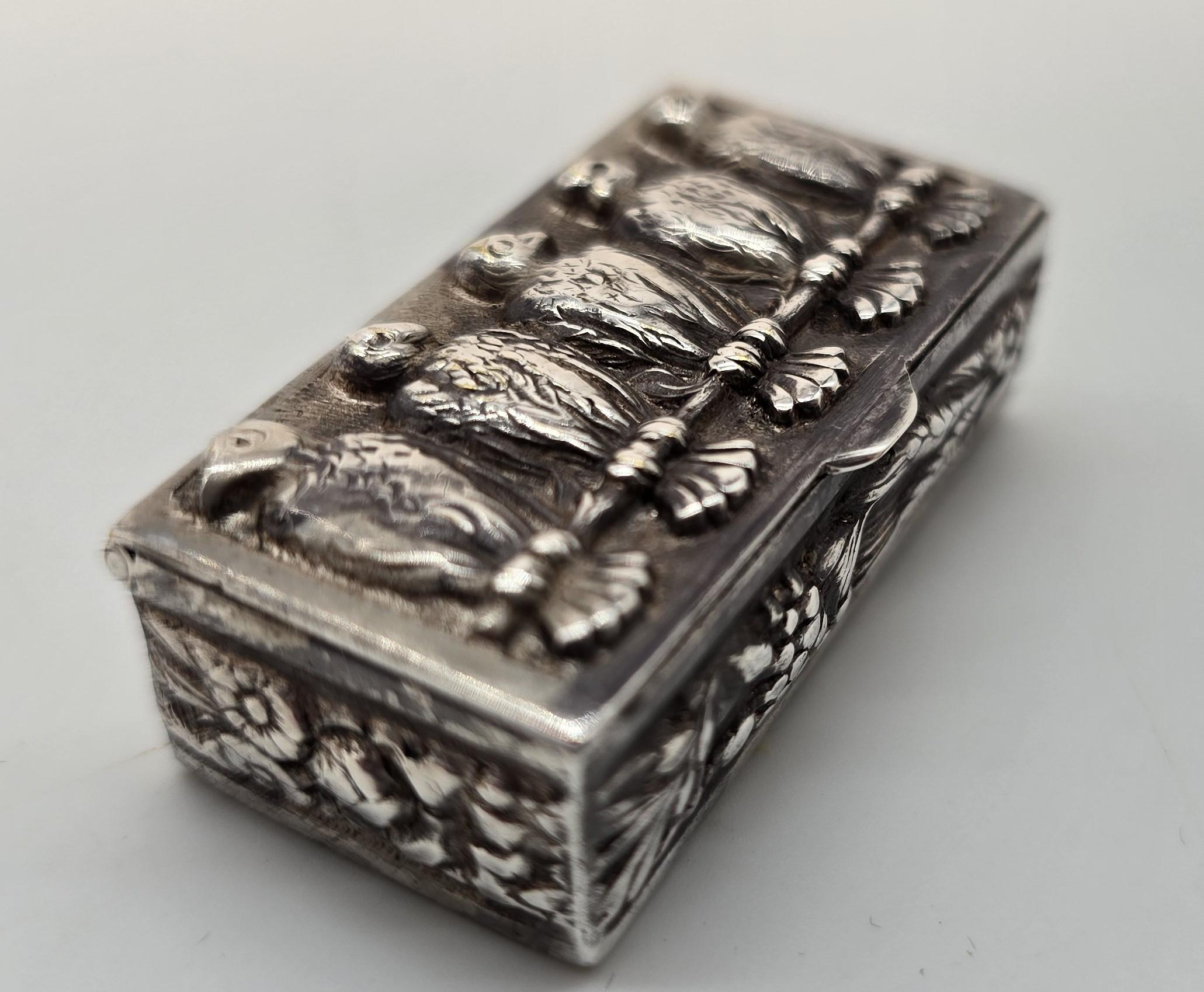 Europeo Tabacchiera continentale in argento raffigurante una fila di cinque uccelli appollaiati, circa 1880 in vendita