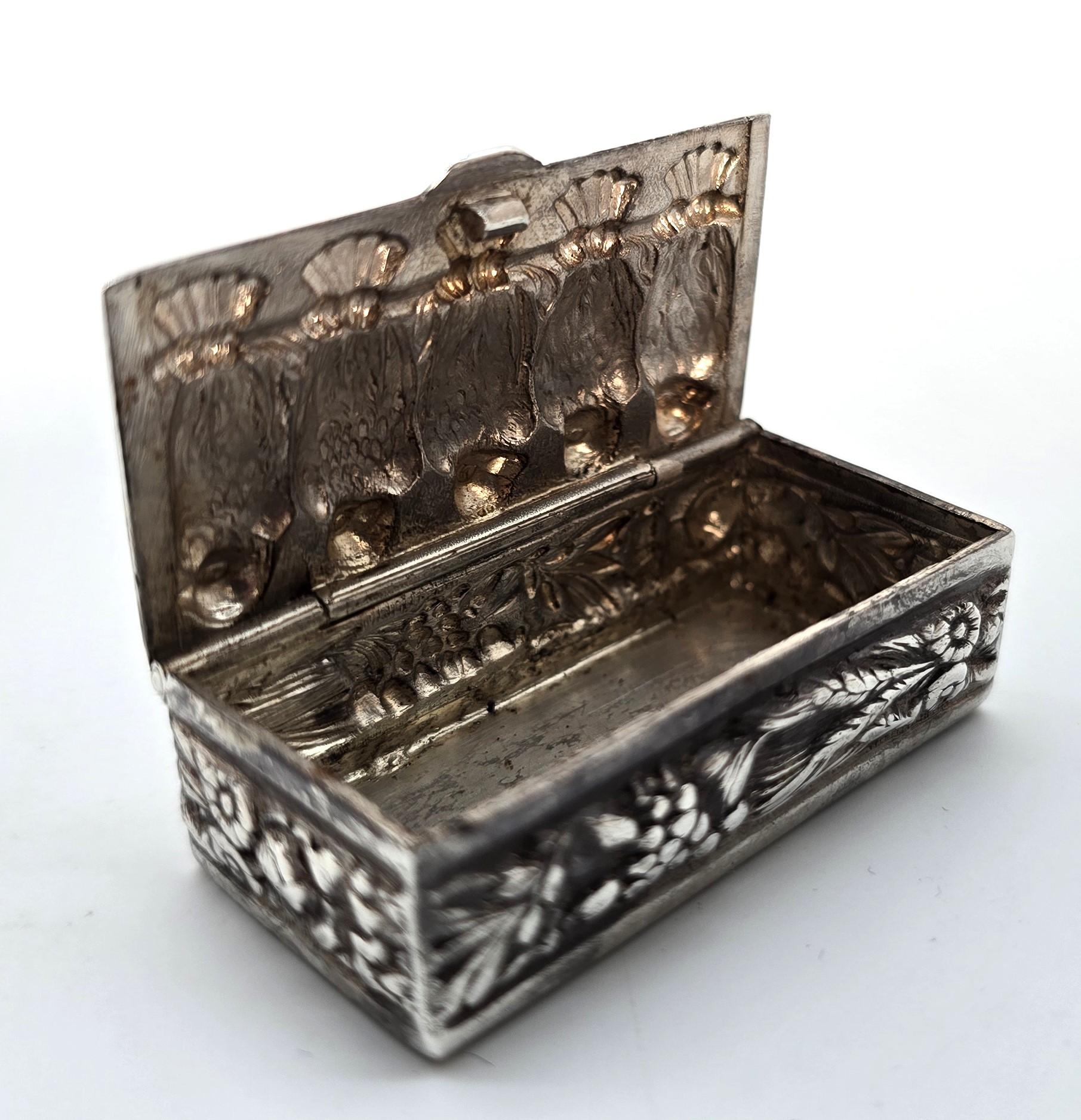 Calco Tabacchiera continentale in argento raffigurante una fila di cinque uccelli appollaiati, circa 1880 in vendita