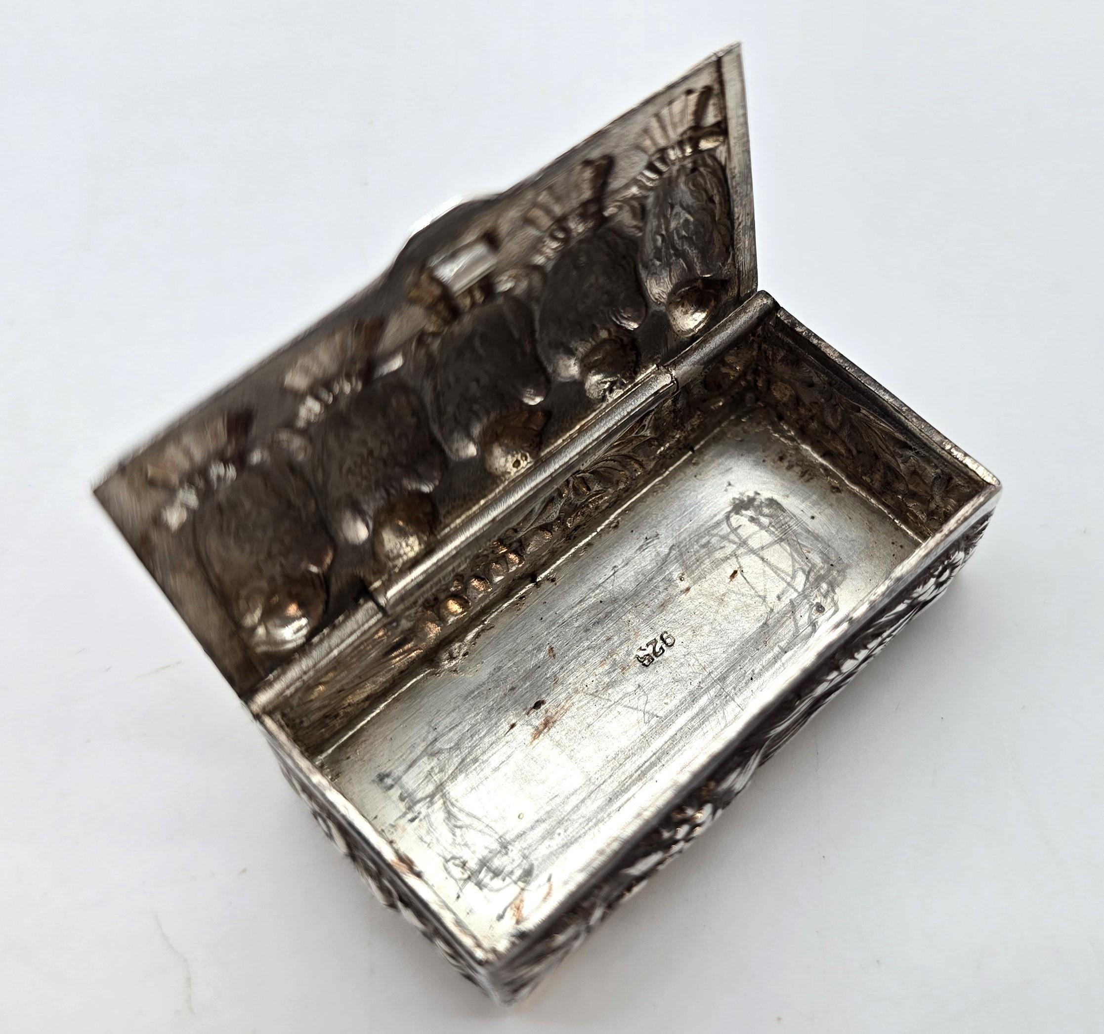 Tabacchiera continentale in argento raffigurante una fila di cinque uccelli appollaiati, circa 1880 In condizioni buone in vendita a Central England, GB