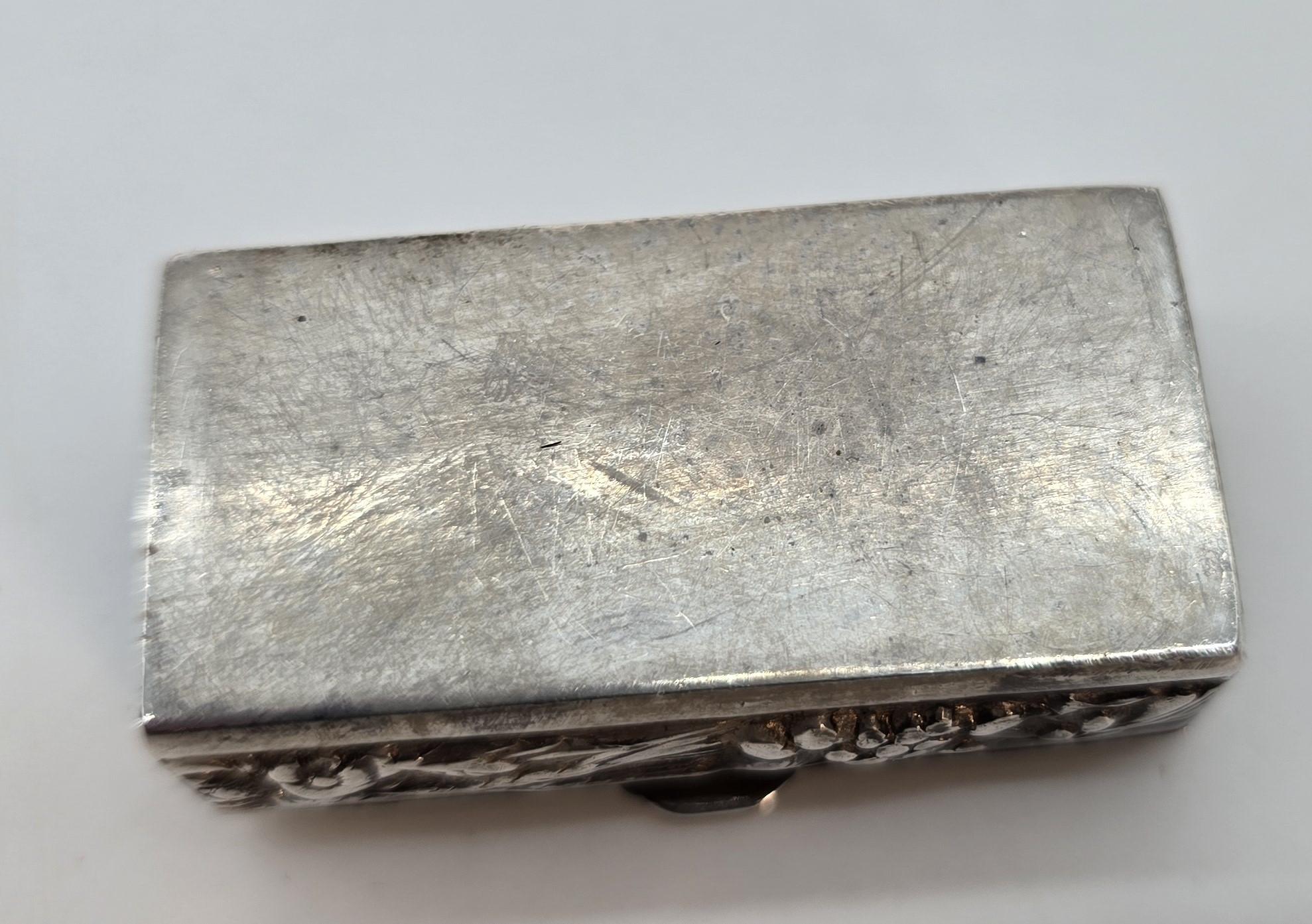XIX secolo Tabacchiera continentale in argento raffigurante una fila di cinque uccelli appollaiati, circa 1880 in vendita
