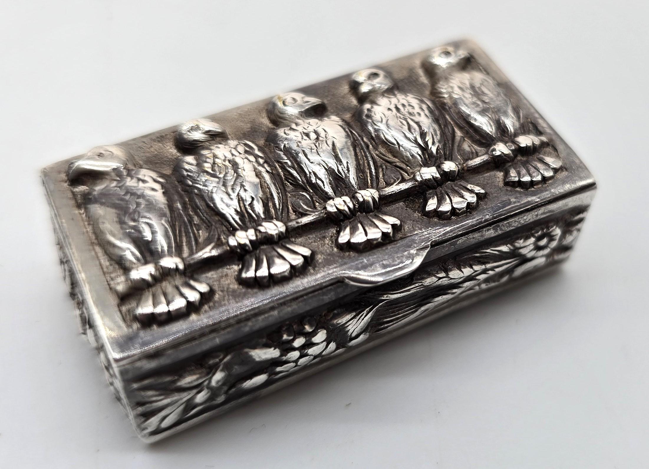 Argento Tabacchiera continentale in argento raffigurante una fila di cinque uccelli appollaiati, circa 1880 in vendita