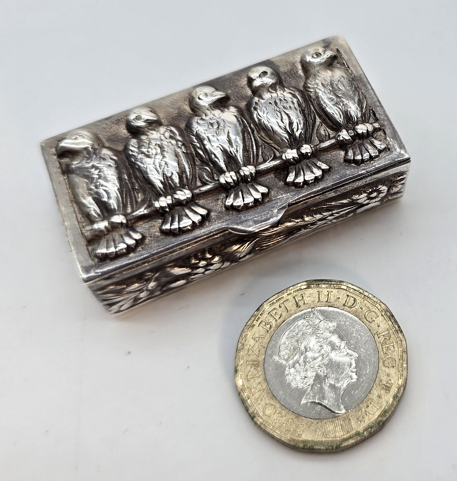Tabacchiera continentale in argento raffigurante una fila di cinque uccelli appollaiati, circa 1880 in vendita 1