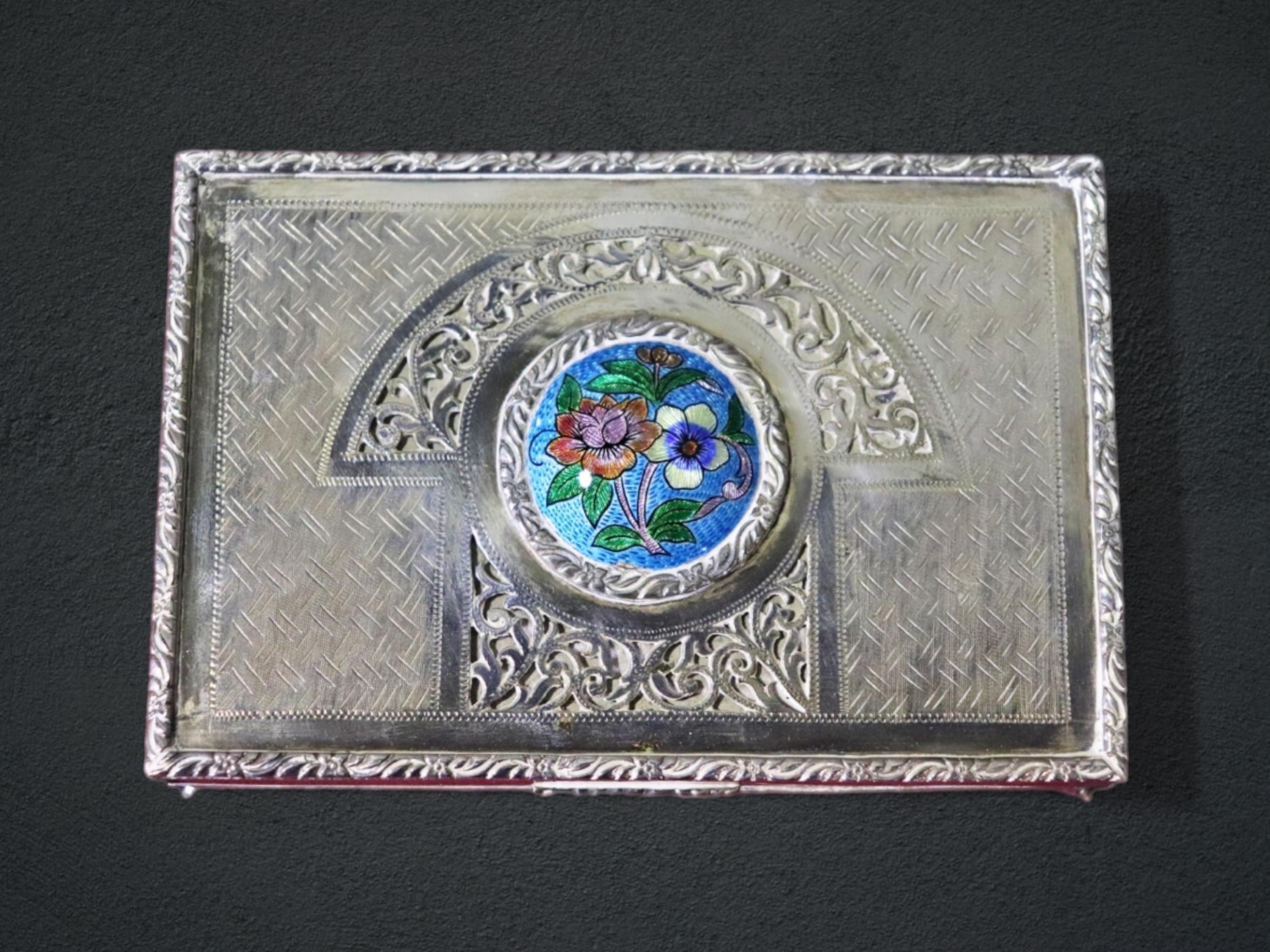 Dimensions- H: 1 1/2n W: 6in D: 4in Weight: 15.9 Troy OZ (with Plaque Included)

This late Continental 800 silver trinket box is perfect for you and your collection!  if you look at the photos provided, you will see the outstanding floral design