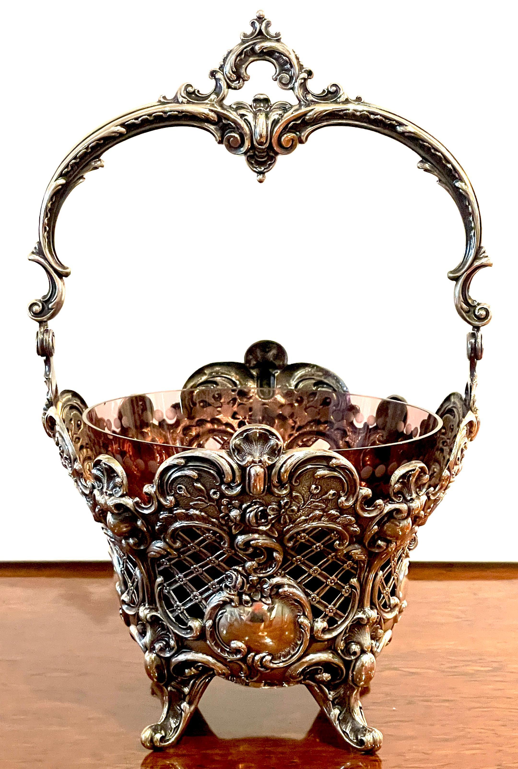 Cestino continentale in stile rococò in sterlina con rivestimento in vetro ametista inciso
Austriaco o tedesco, circa 1890

Un magnifico cestino continentale in argento sterling in stile Rococò, realizzato in Austria o in Germania intorno al 1890.