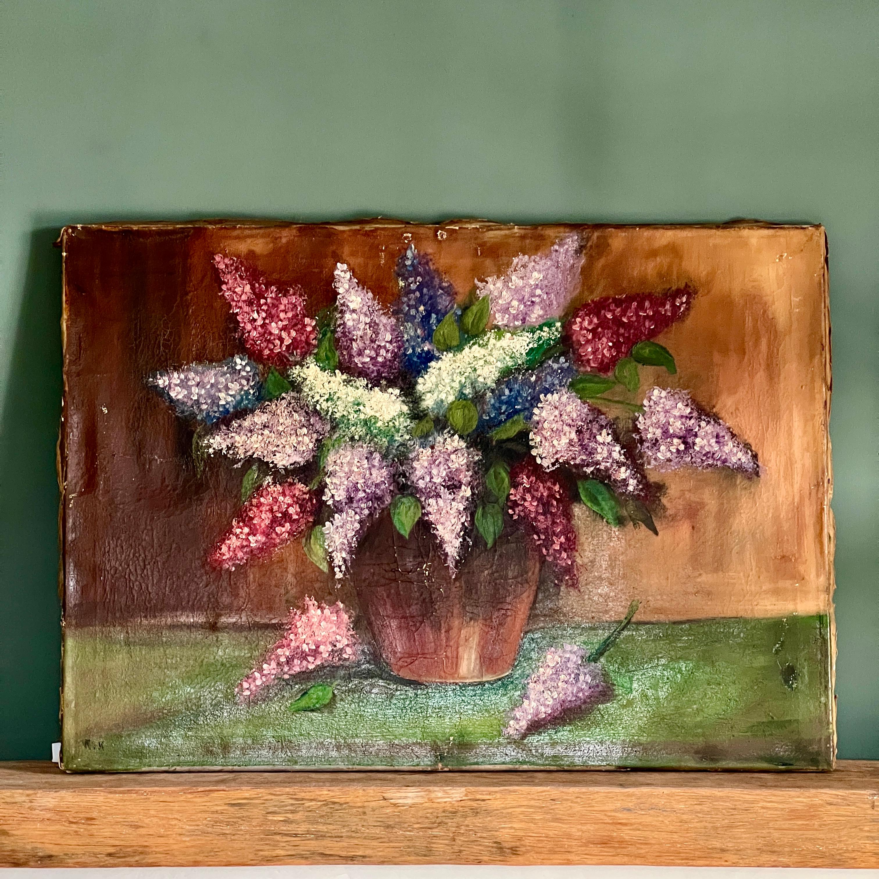 Dieses charmante Ölgemälde zeigt ein reizvolles Stillleben mit leuchtenden Buddleias in einem klassischen Terrakotta-Topf. Durch die meisterhafte Anwendung der Impasto-Technik erweckt der Künstler die Komposition mit reichen Strukturen und