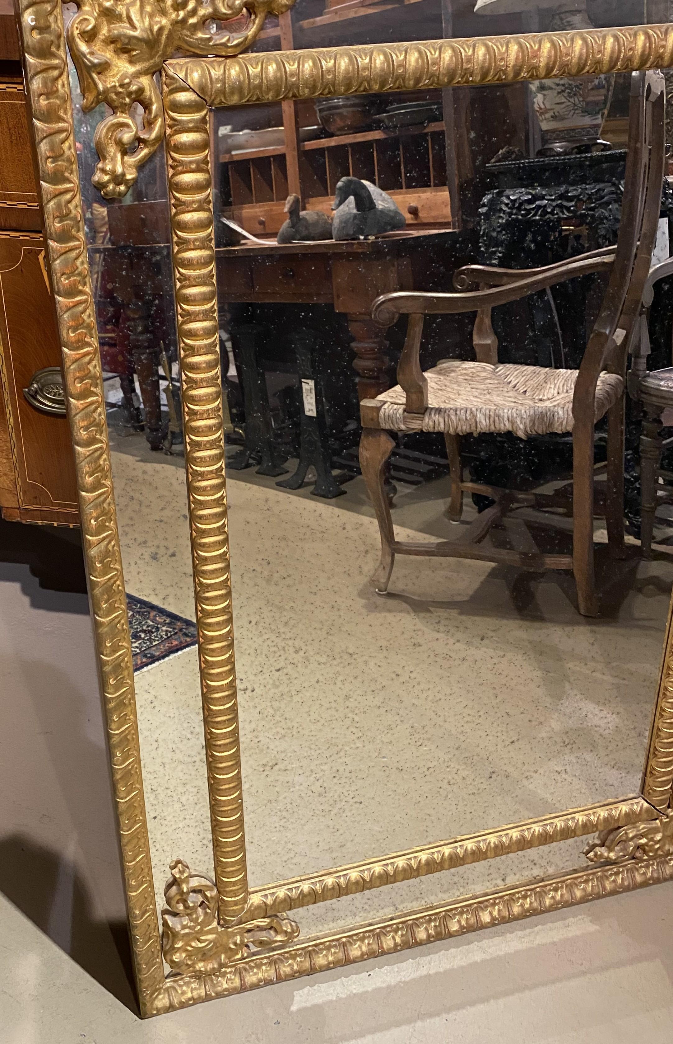 Wandspiegel aus Giltwood im kontinentalen Stil mit Rokoko-Wappen (Europäisch) im Angebot