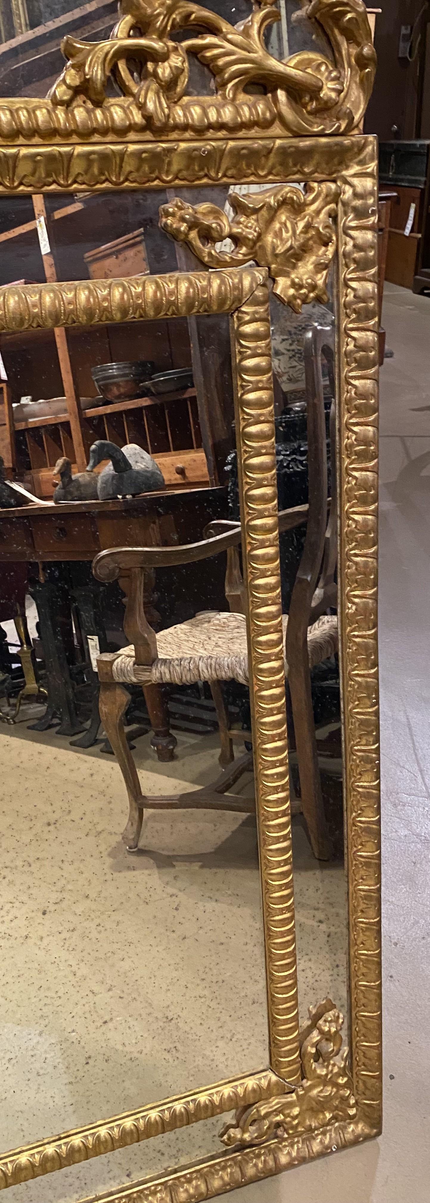 Wandspiegel aus Giltwood im kontinentalen Stil mit Rokoko-Wappen (Handgeschnitzt) im Angebot