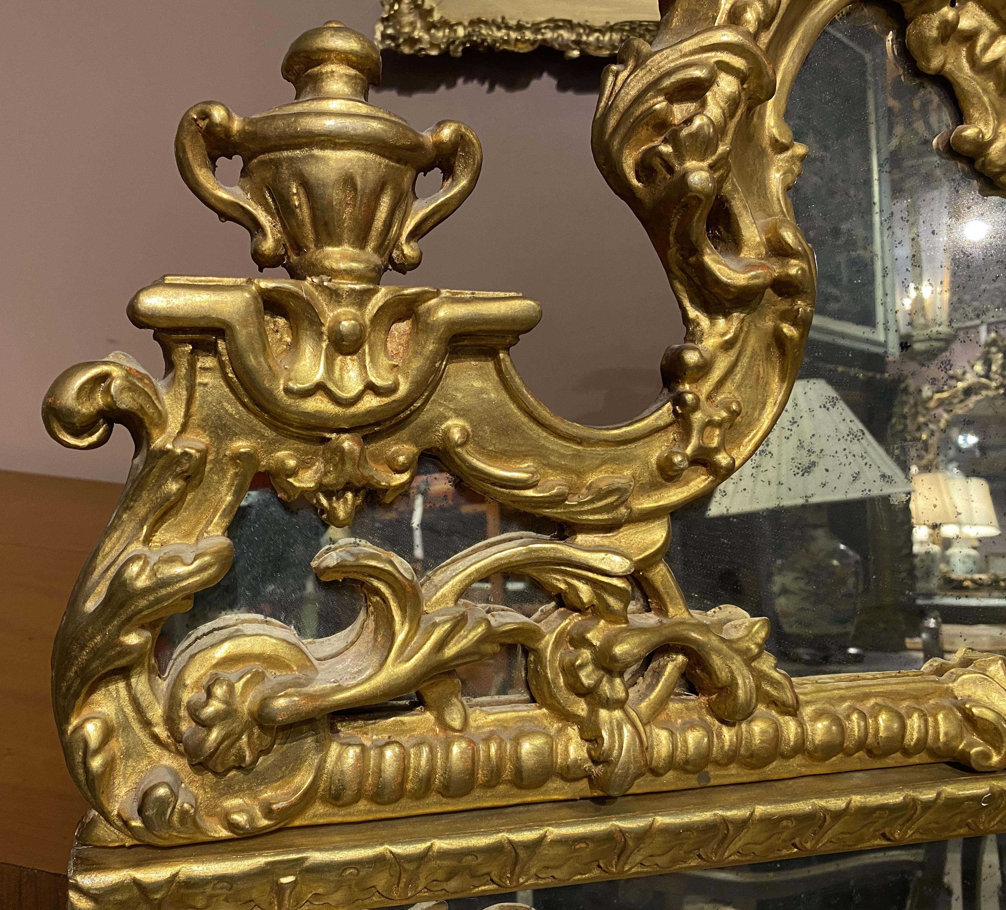 Wandspiegel aus Giltwood im kontinentalen Stil mit Rokoko-Wappen im Zustand „Gut“ im Angebot in Milford, NH