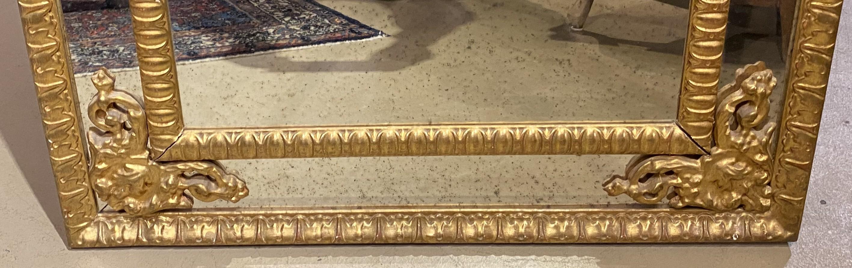 Wandspiegel aus Giltwood im kontinentalen Stil mit Rokoko-Wappen (Spiegel) im Angebot