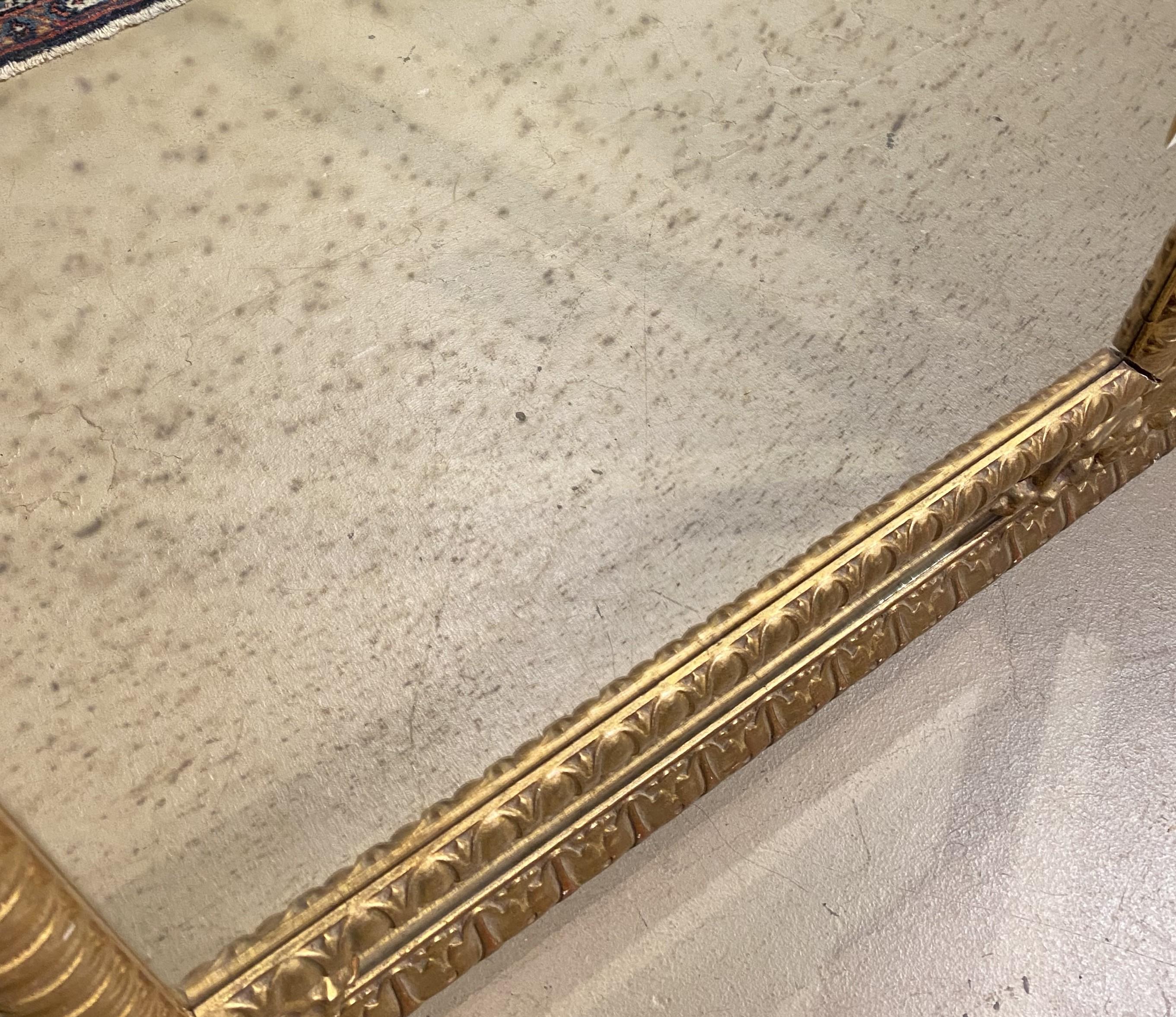 Wandspiegel aus Giltwood im kontinentalen Stil mit Rokoko-Wappen im Angebot 1