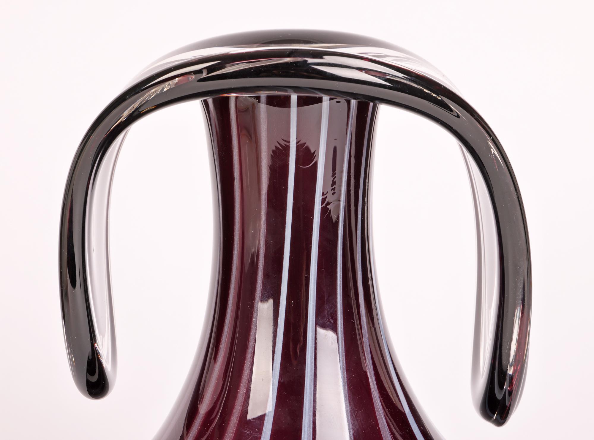 Superbe vase en verre d'art Continental du milieu du siècle dernier, avec un couvercle à ailettes et datant d'environ 1960. Probablement italien, ce vase soufflé à la main et très travaillé présente un corps blanc recouvert de violet divisé en
