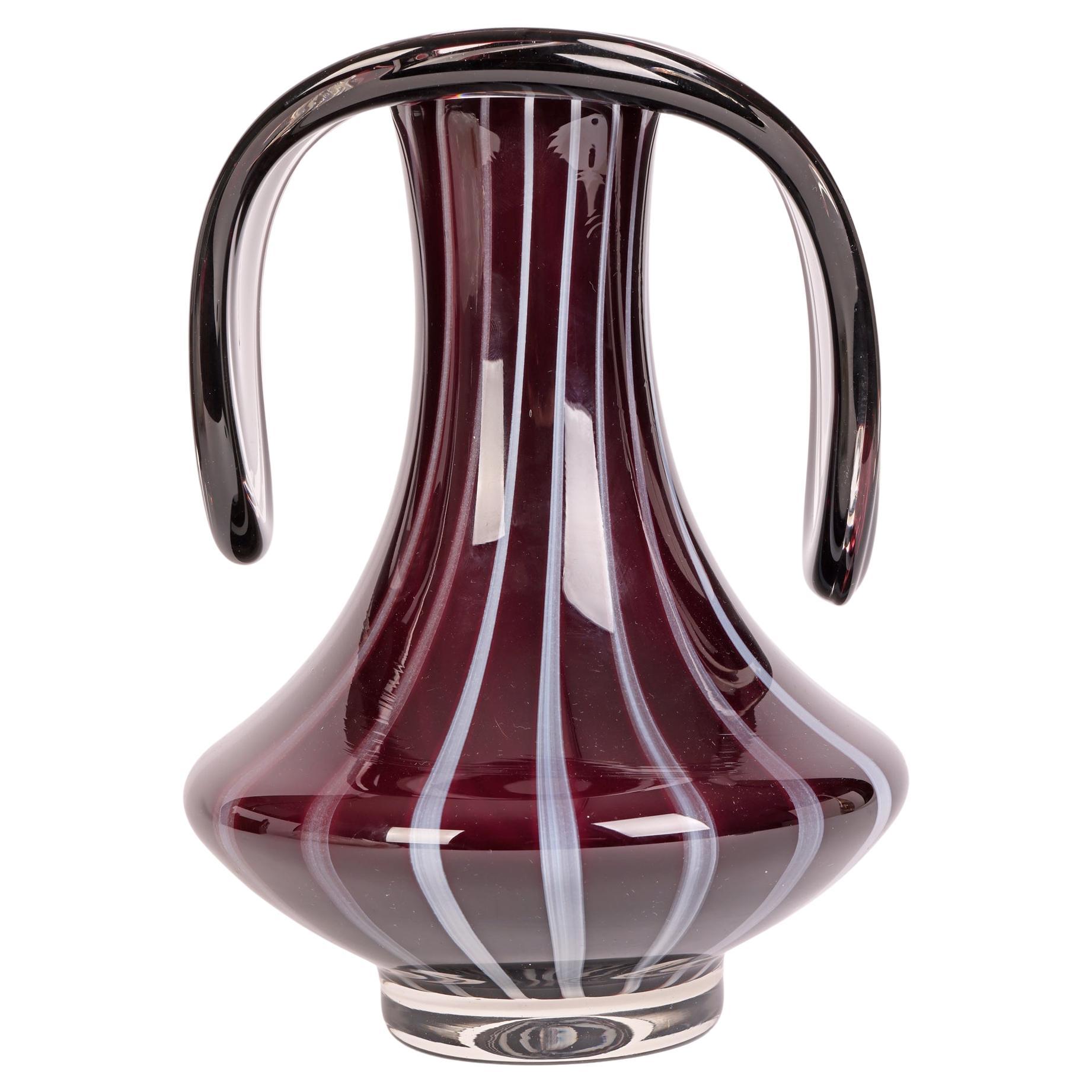 Vaso in vetro artistico viola e bianco della metà del secolo scorso, in stile continentale