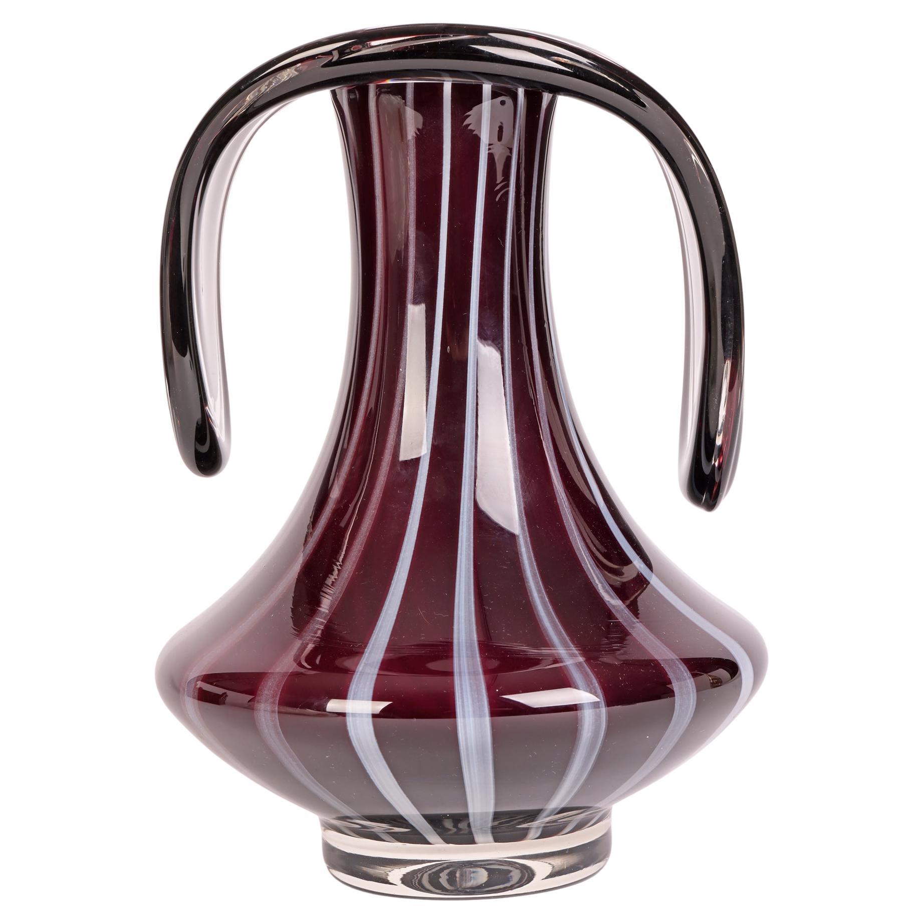 Vase en verre d'art continental élégant de style mi-siècle violet et blanc