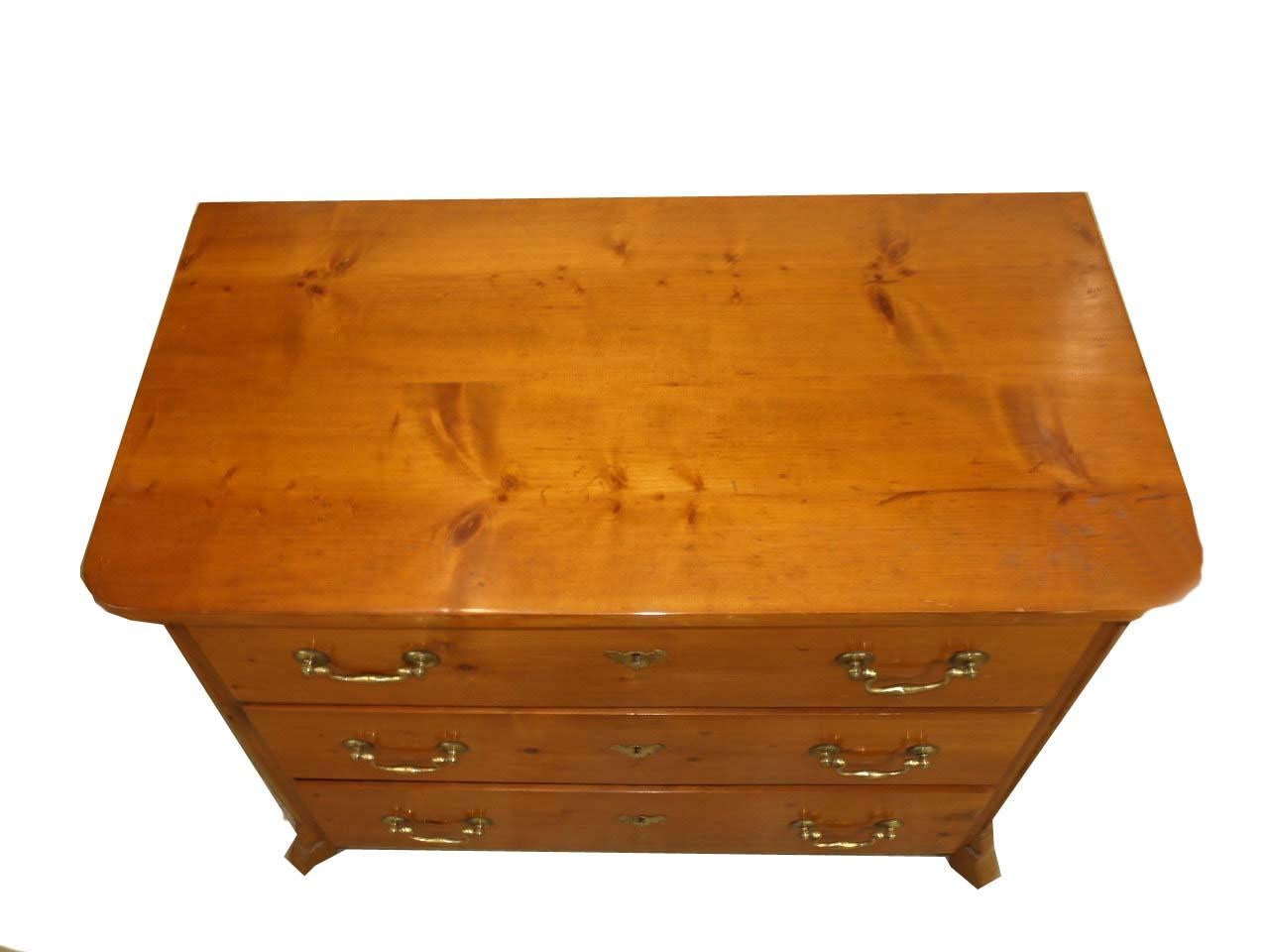Continental Three Drawer Pine Chest In Good Condition For Sale In Wilson, NC