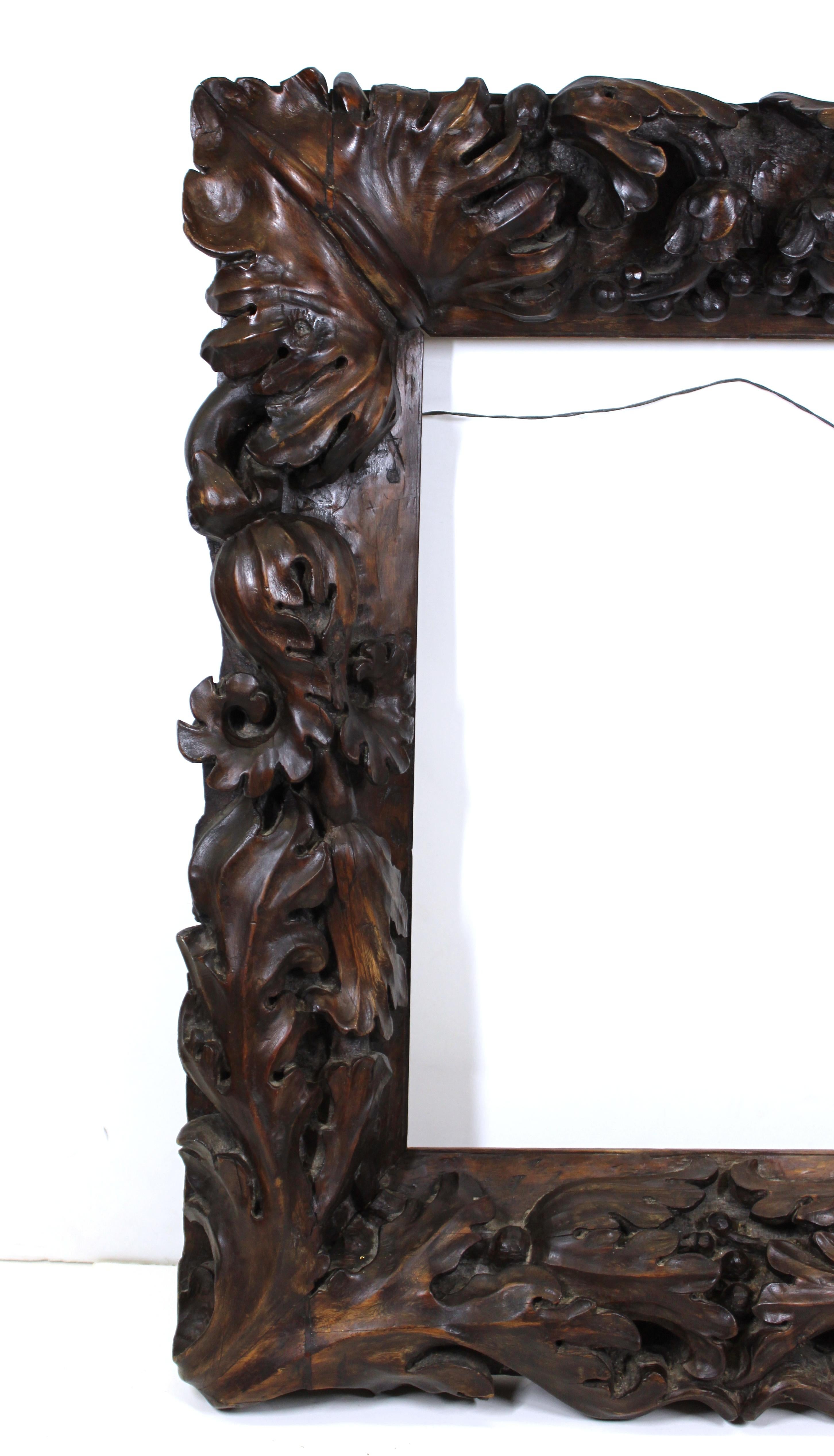Européen Cadre en bois sculpté de maître baroque tropical continental avec feuillage lourd sculpté en vente