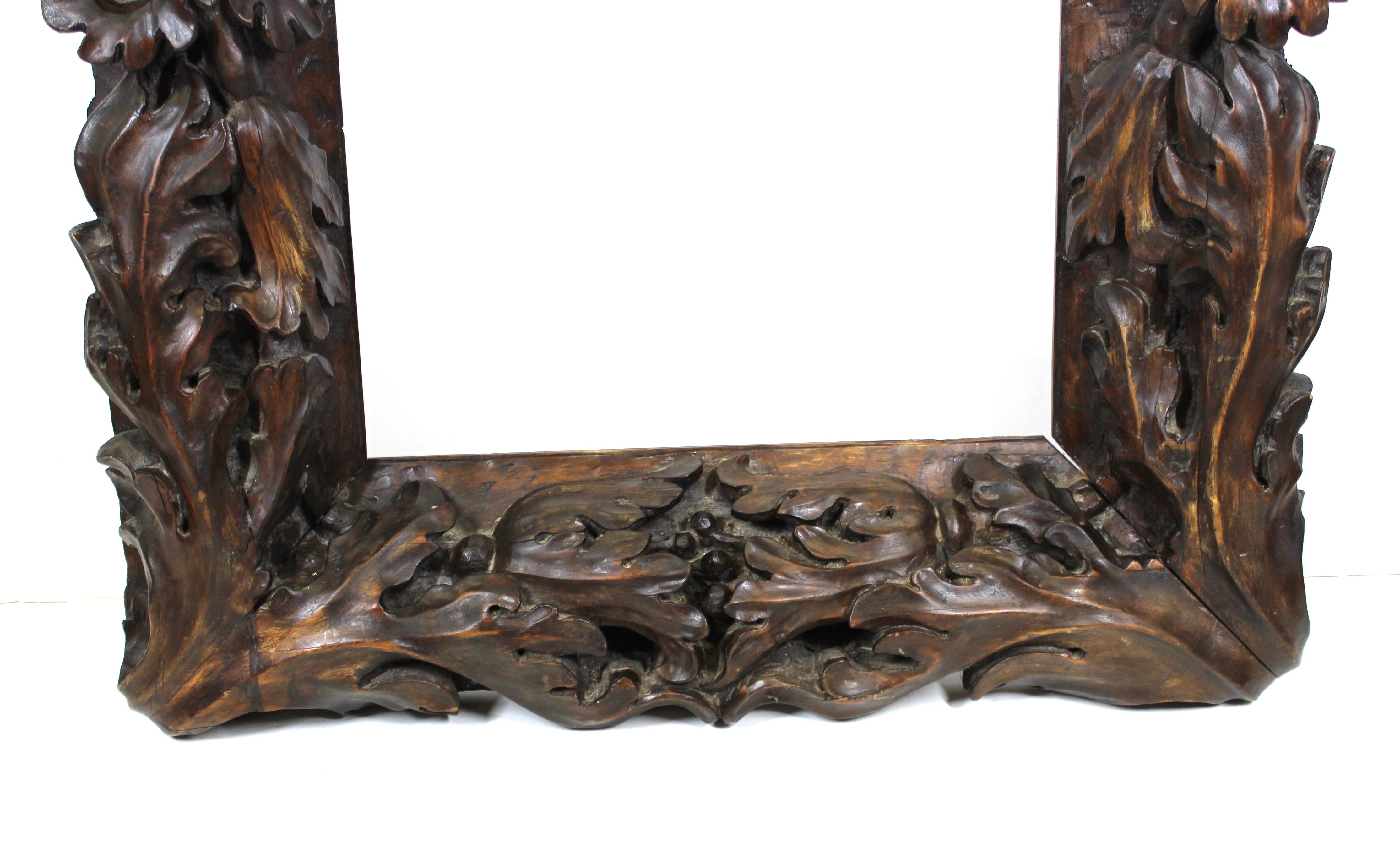 Cadre en bois sculpté de maître baroque tropical continental avec feuillage lourd sculpté Bon état - En vente à New York, NY