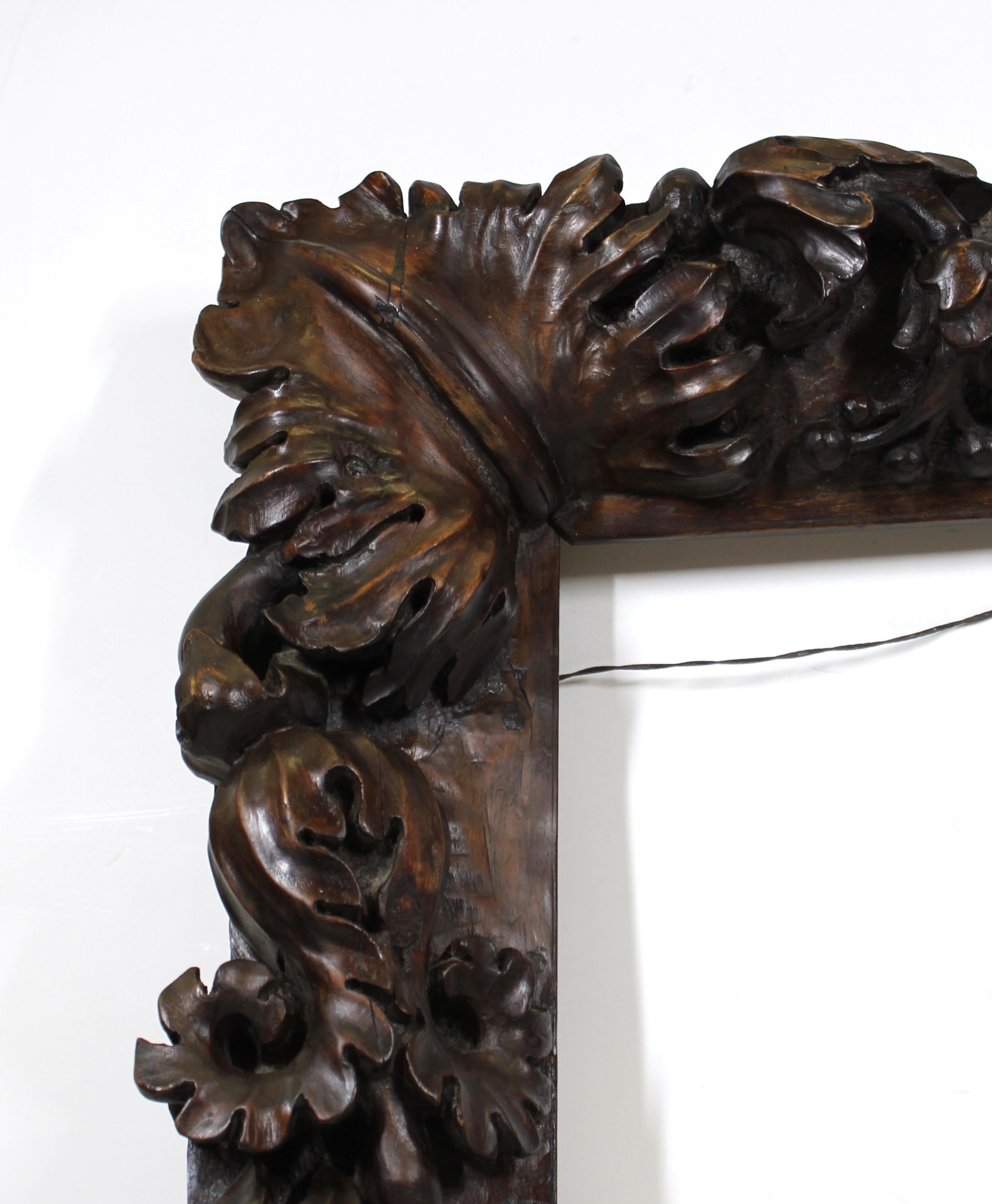 Cadre en bois sculpté de maître baroque tropical continental avec feuillage lourd sculpté en vente 1