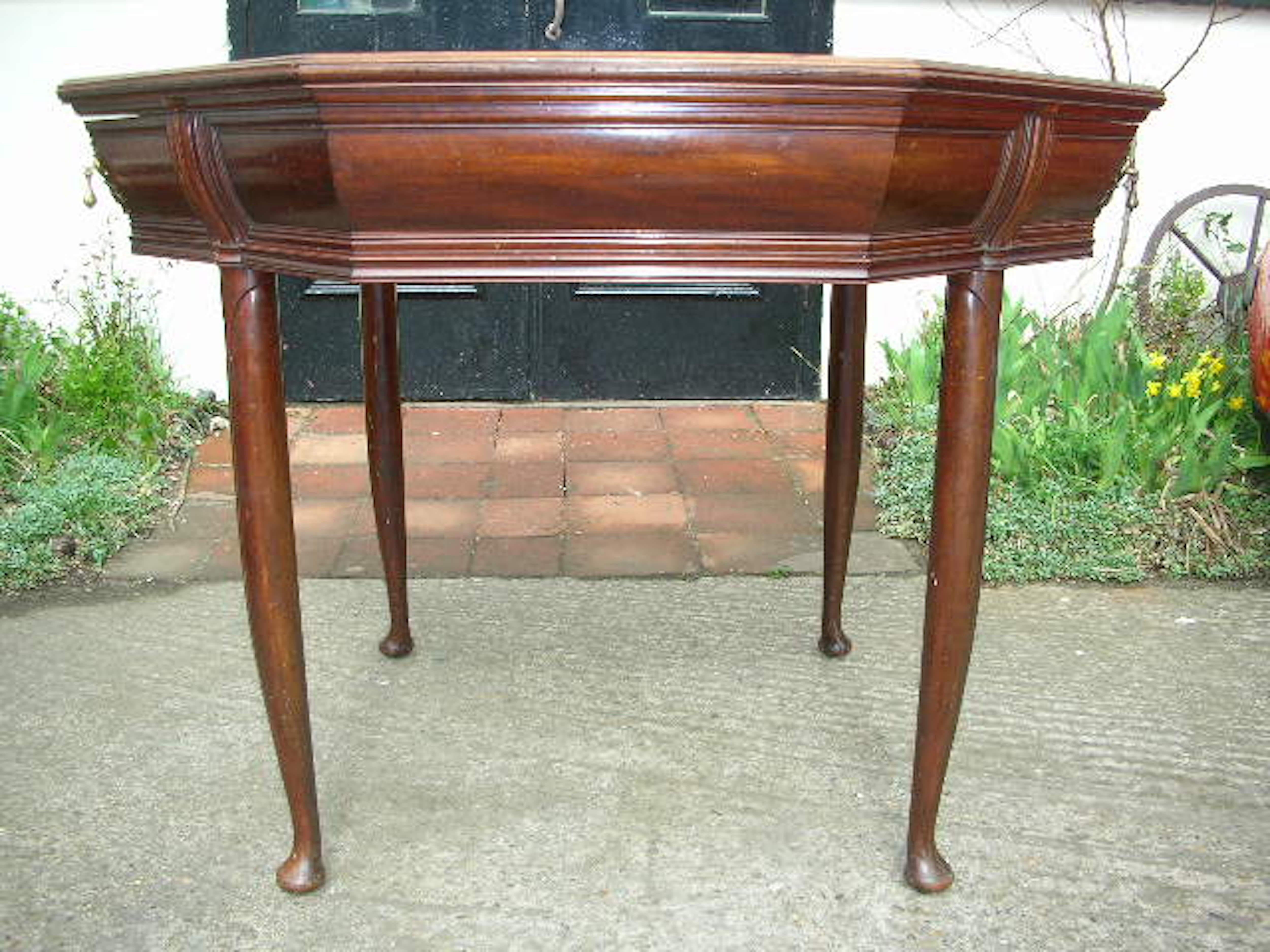 Continental Walnut Octagonal Center Table in the Manner of Henry Van der Velde In Good Condition For Sale In London, GB
