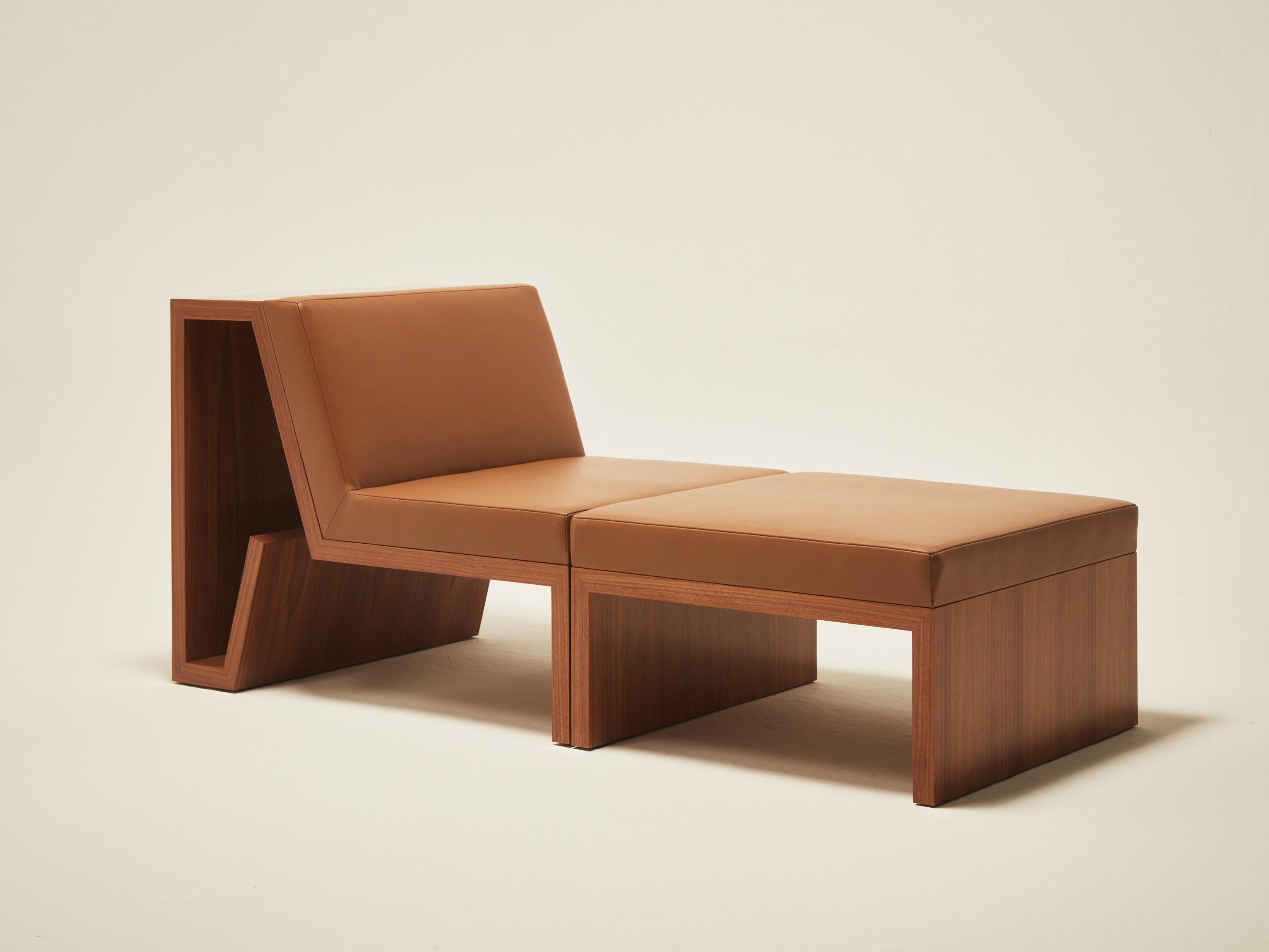 Placage Ensemble continuellement chaise et ottomane - placage de bois et revêtement en cuir appliqué à la main en vente