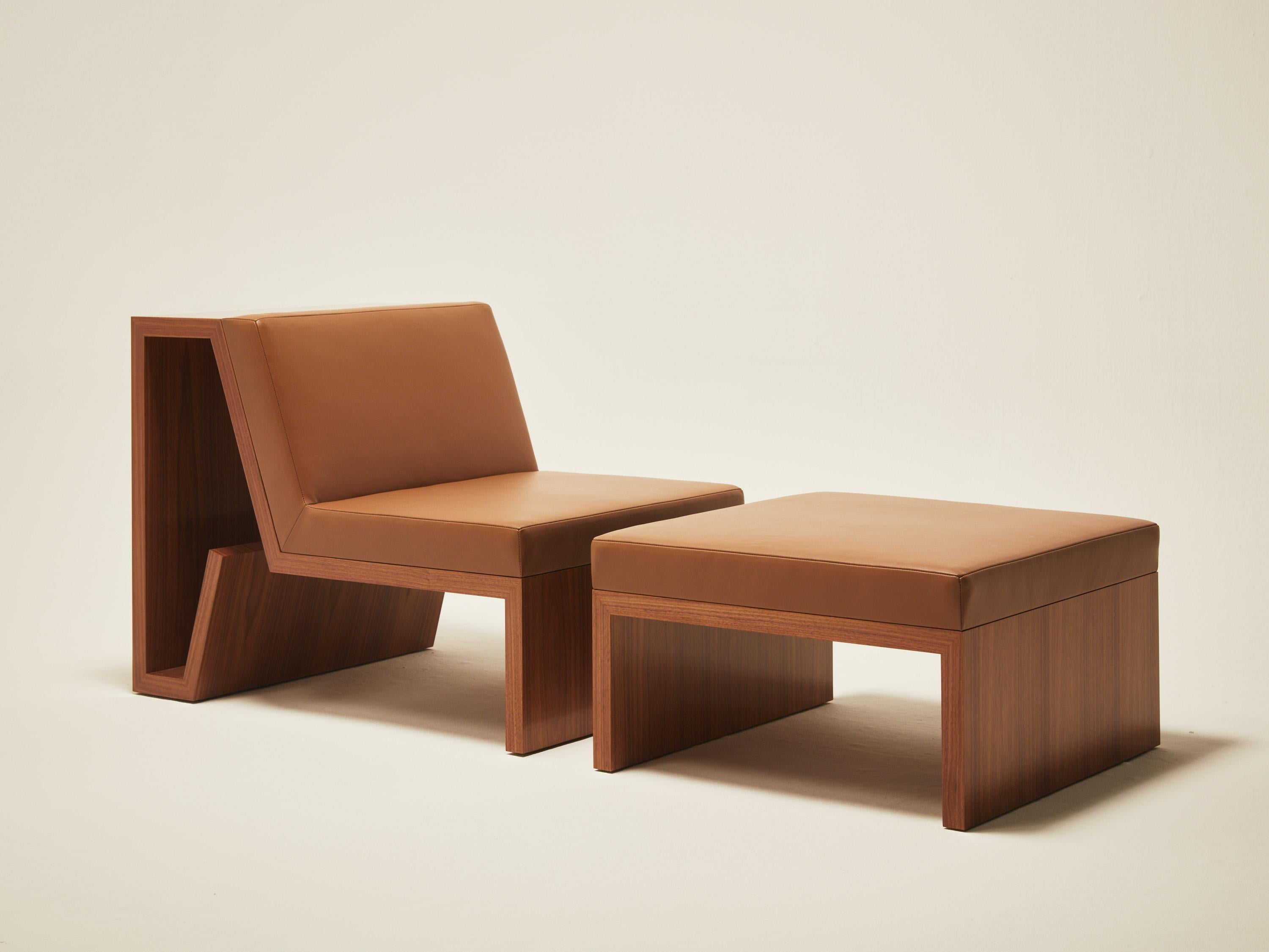 Ensemble continuellement chaise et ottomane - placage de bois et revêtement en cuir appliqué à la main Neuf - En vente à New York, NY