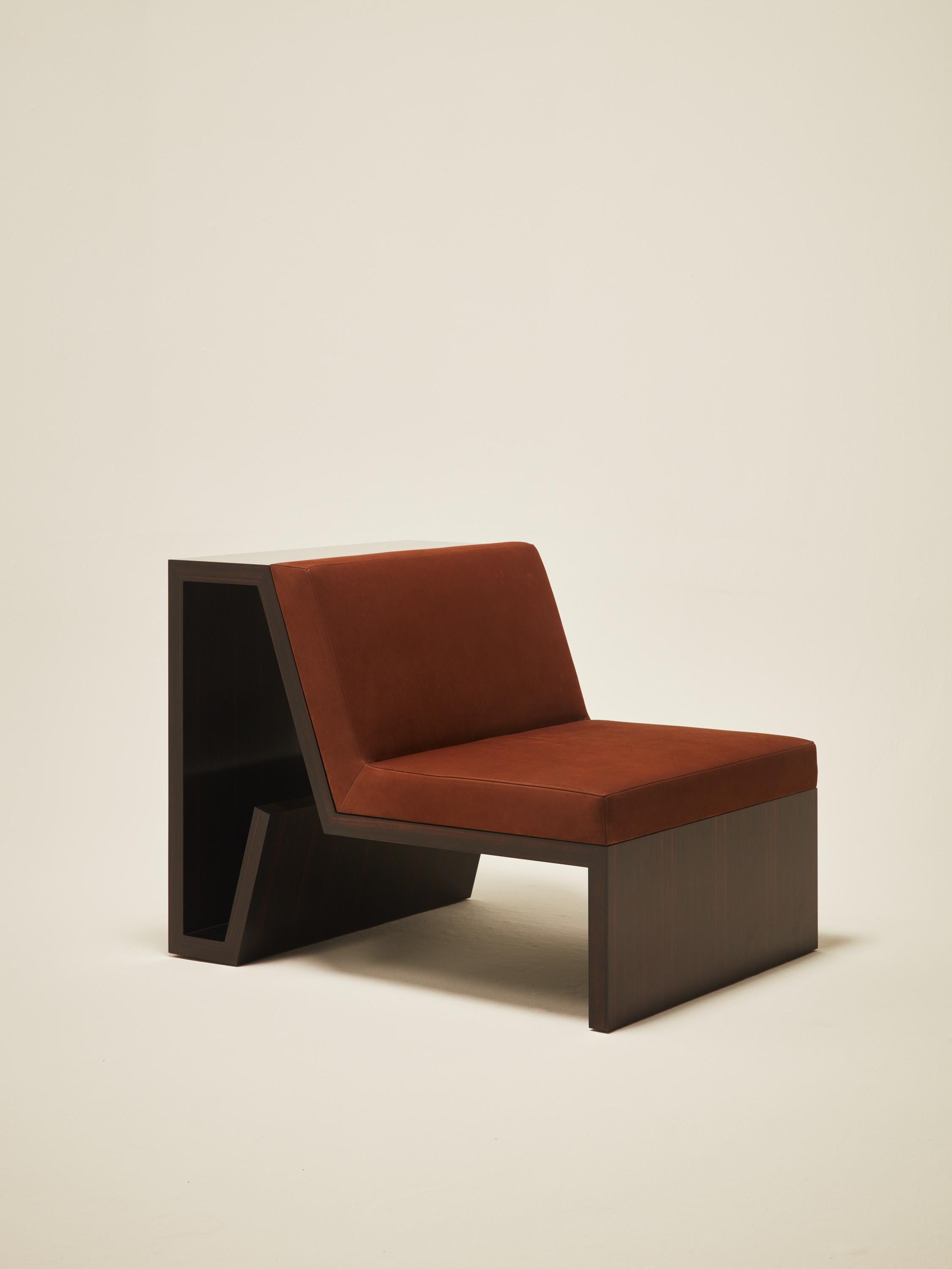 XXIe siècle et contemporain Ensemble continuellement chaise et ottomane - placage de bois et revêtement en cuir appliqué à la main en vente