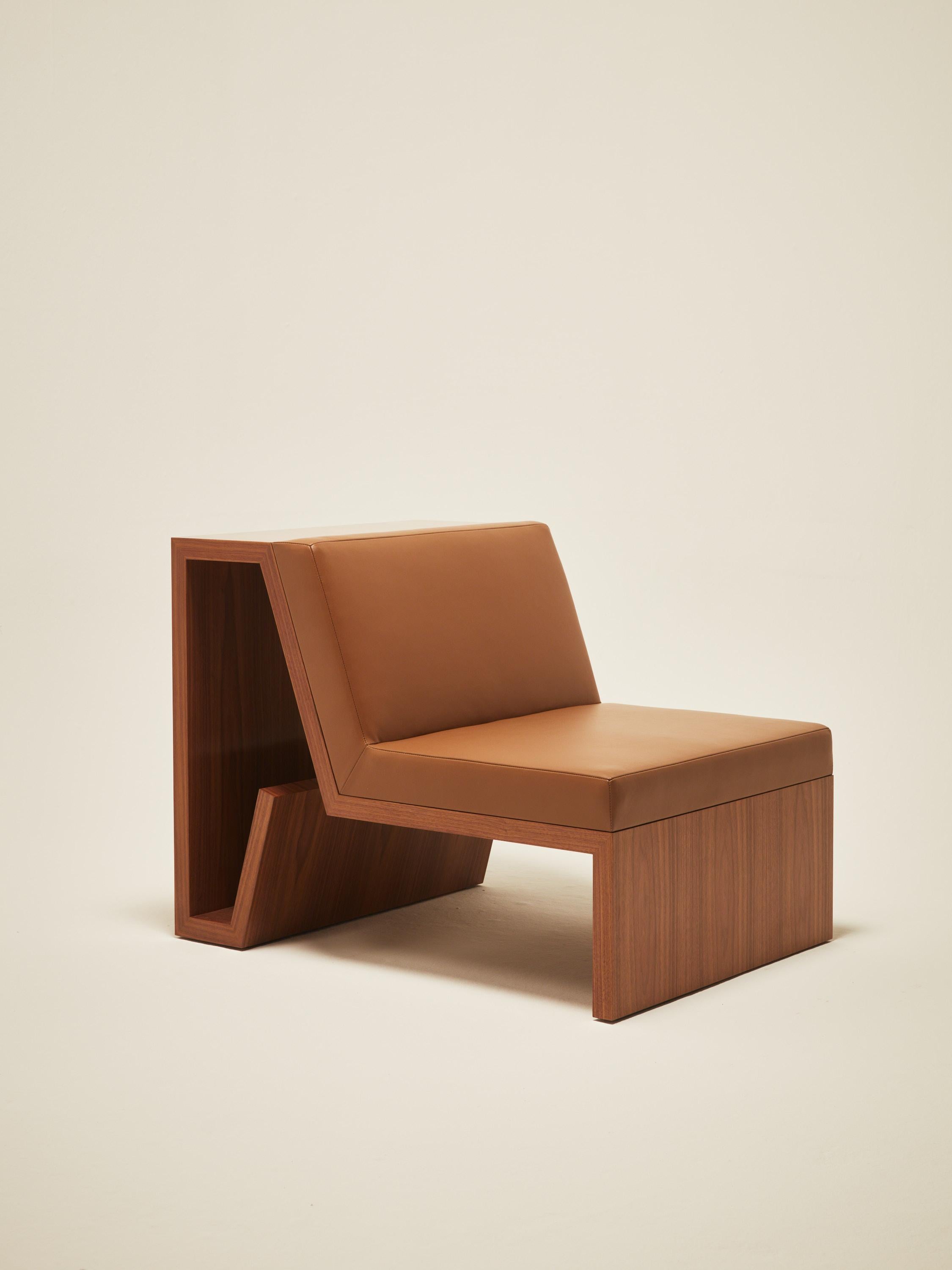 XXIe siècle et contemporain Ensemble continuellement chaise et ottomane - placage de bois et revêtement en cuir appliqué à la main en vente