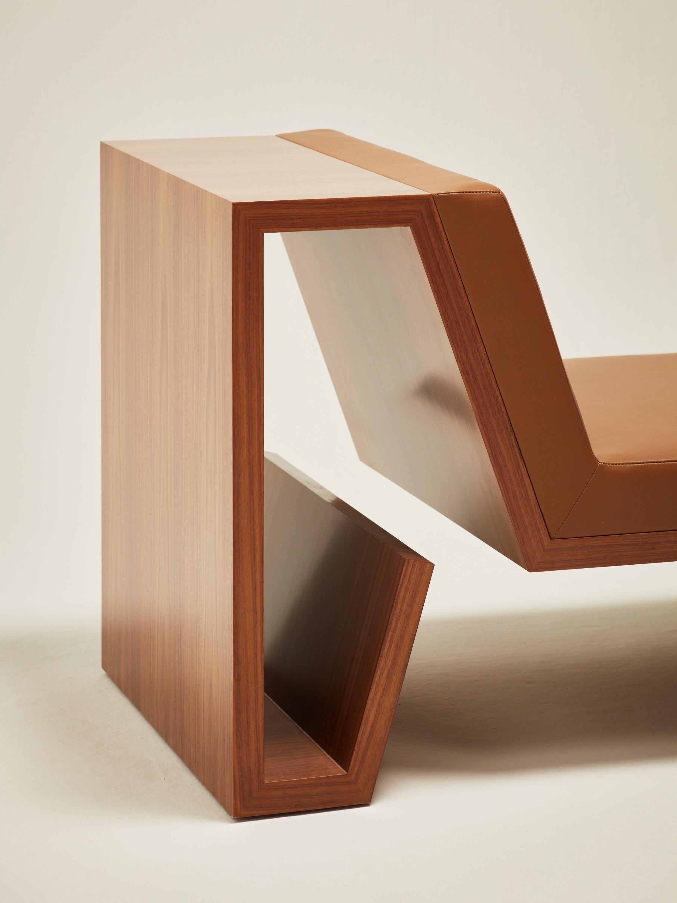 Continuous Chair - Handbearbeiteter Stuhl aus Holzfurnier und Lederpolsterung (Furnier) im Angebot