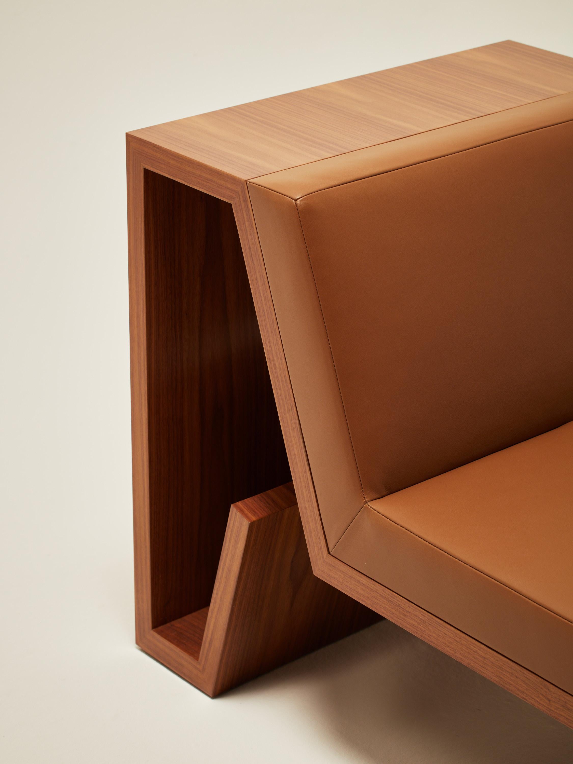 Continuous Chair - Handbearbeiteter Stuhl aus Holzfurnier und Lederpolsterung im Zustand „Neu“ im Angebot in New York, NY