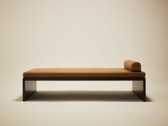 Continuous Daybed – Handbearbeitetes Holzfurnier und Lederpolsterung