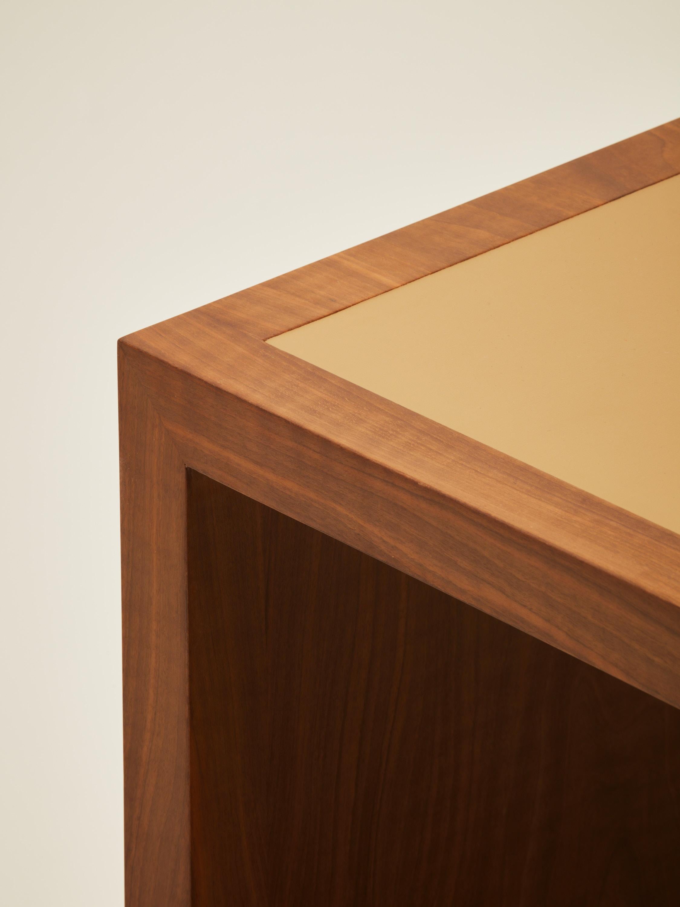 Continuous Schreibtisch – handbearbeiteter Holzfurnier, Leder und Travertin (21. Jahrhundert und zeitgenössisch) im Angebot