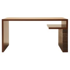 Continuous Schreibtisch – handbearbeiteter Holzfurnier, Leder und Travertin