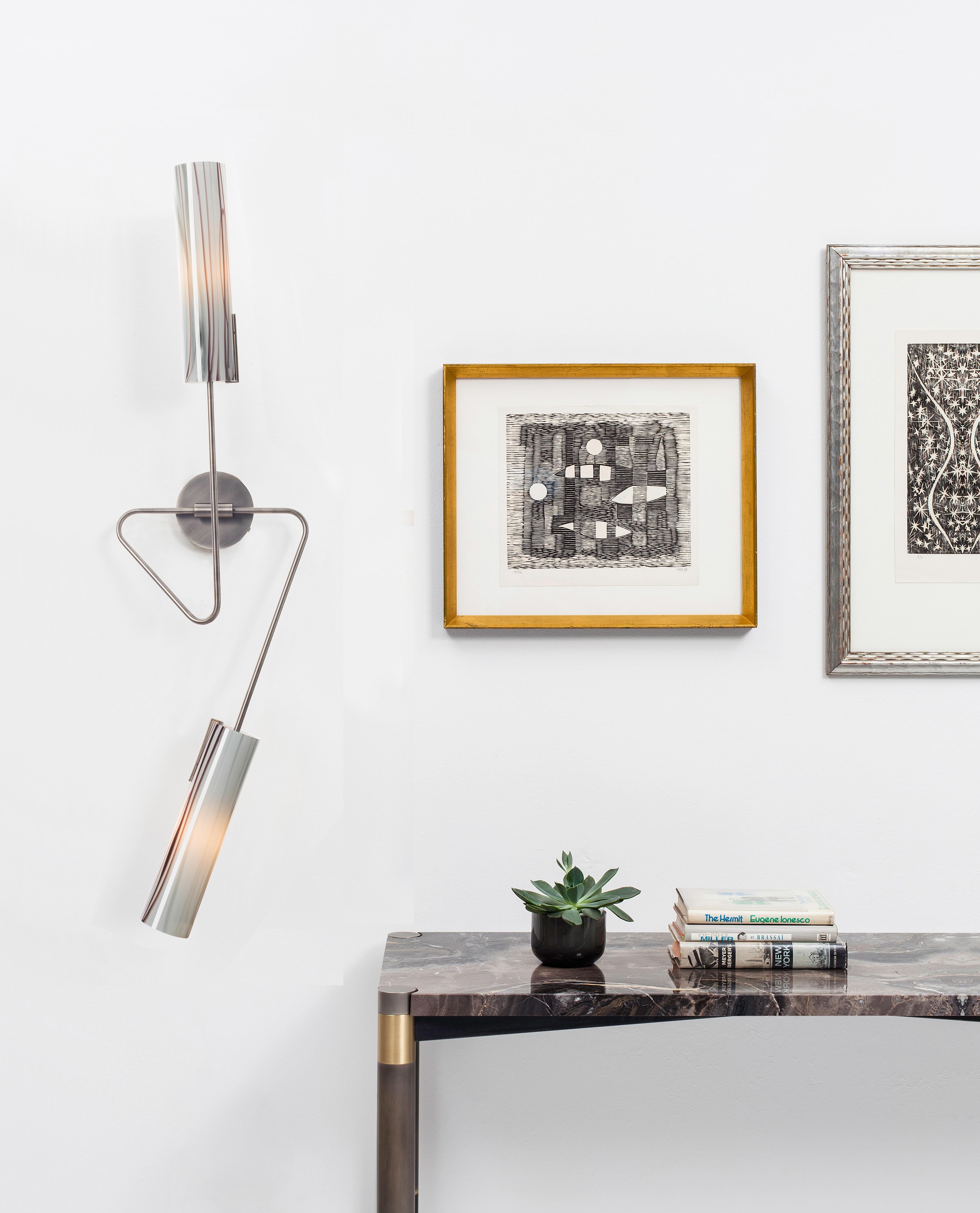 Continuum 01 Wandleuchter: Nickel satiniert/Charcoal Ombre Schirme von Avram Rusu Studio (Messing) im Angebot