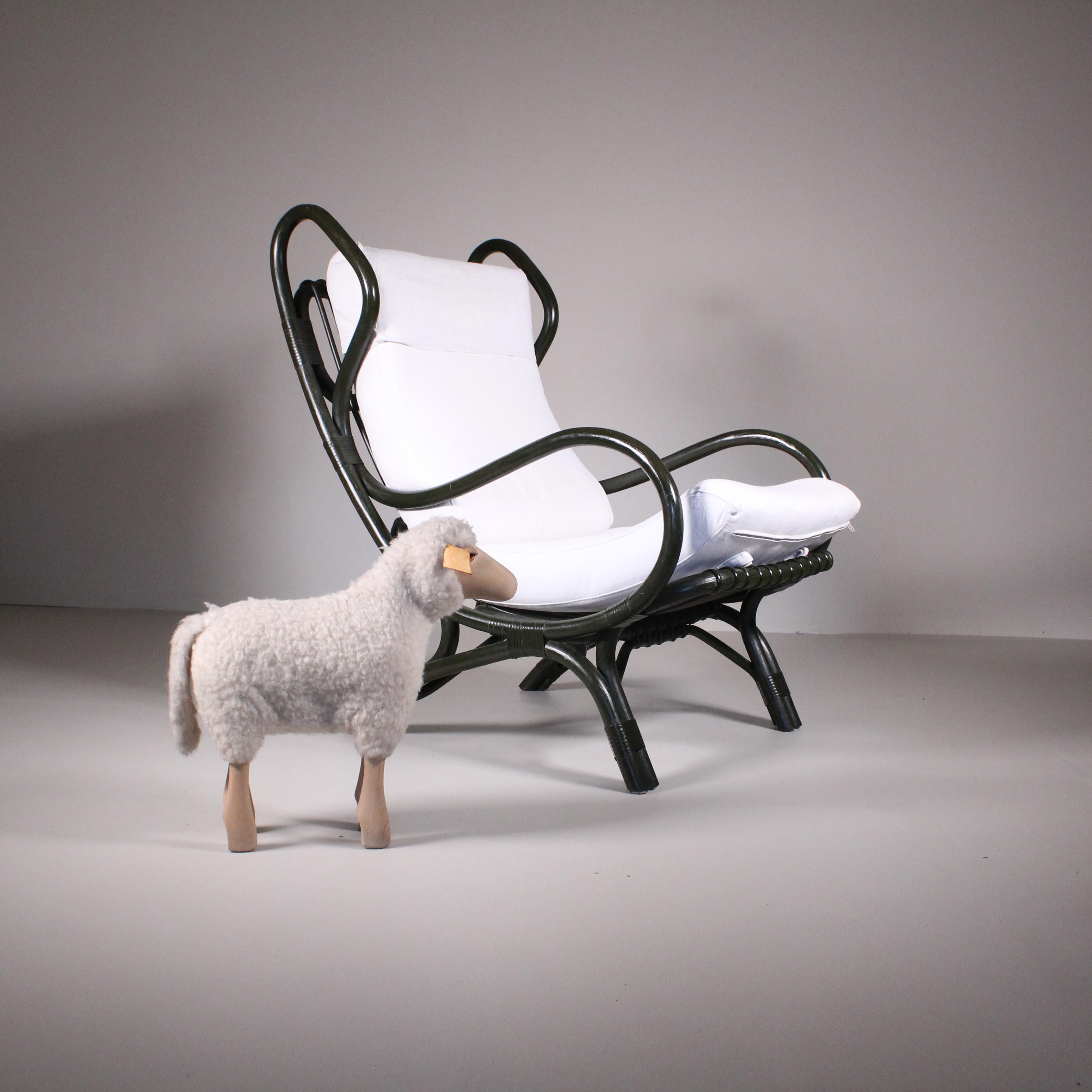 The Continuum armchair by Bonacina 1889 bears a signature of great prestige, that of the great 