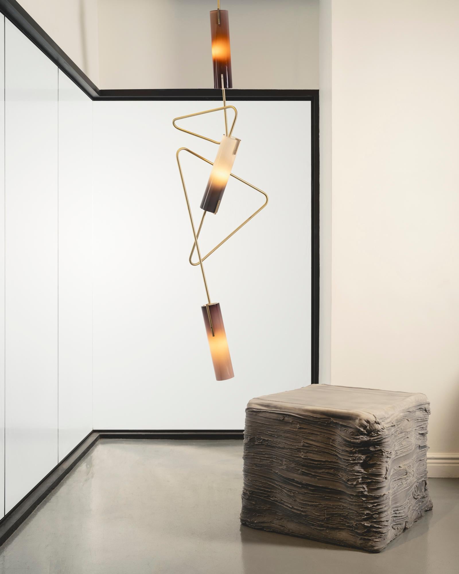 Vertikaler Kronleuchter Continuum: Graue und weiße Glasschirme von Avram Rusu STUDIO (Gebürstet) im Angebot